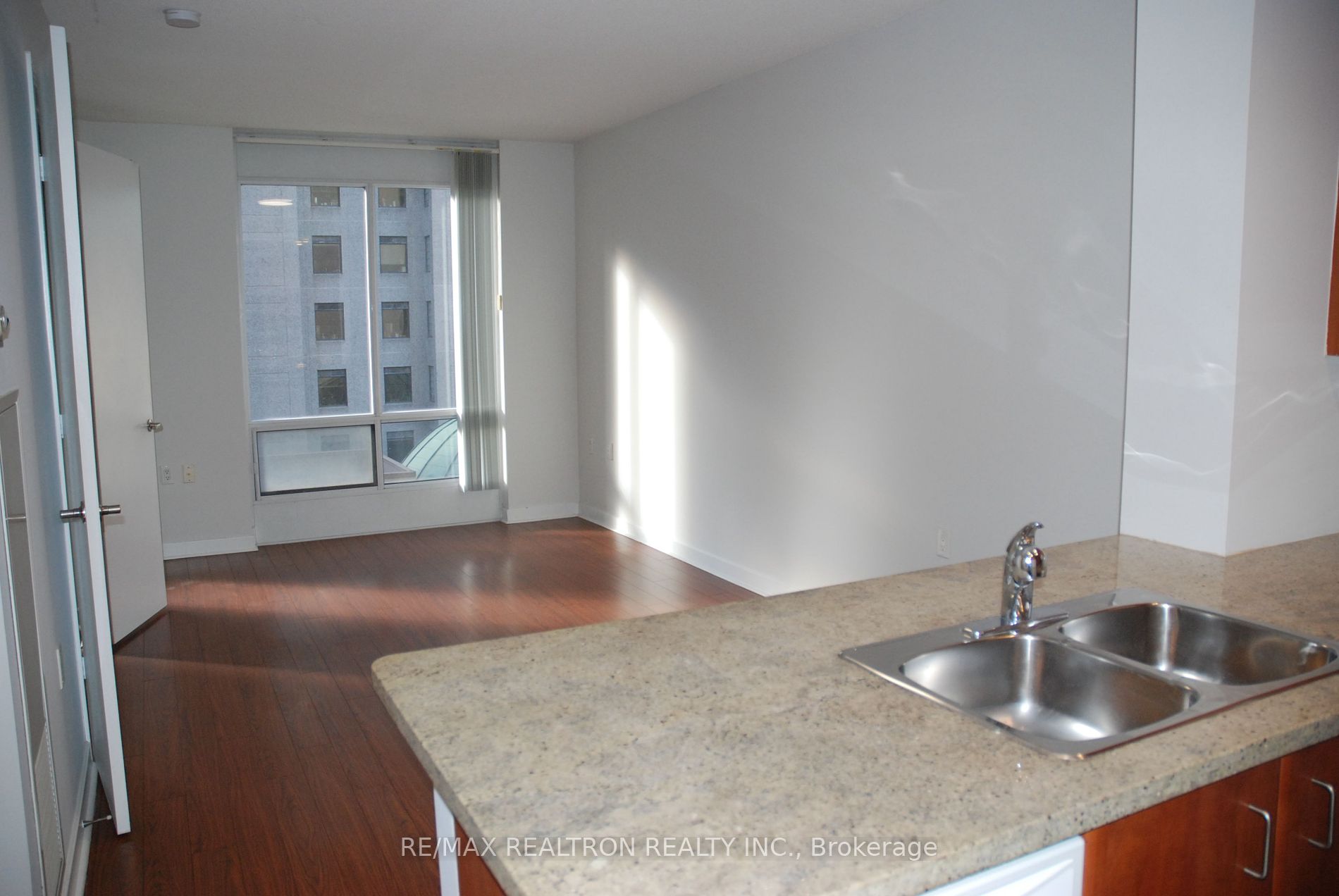 85 Bloor St E 13 Property Photo 3