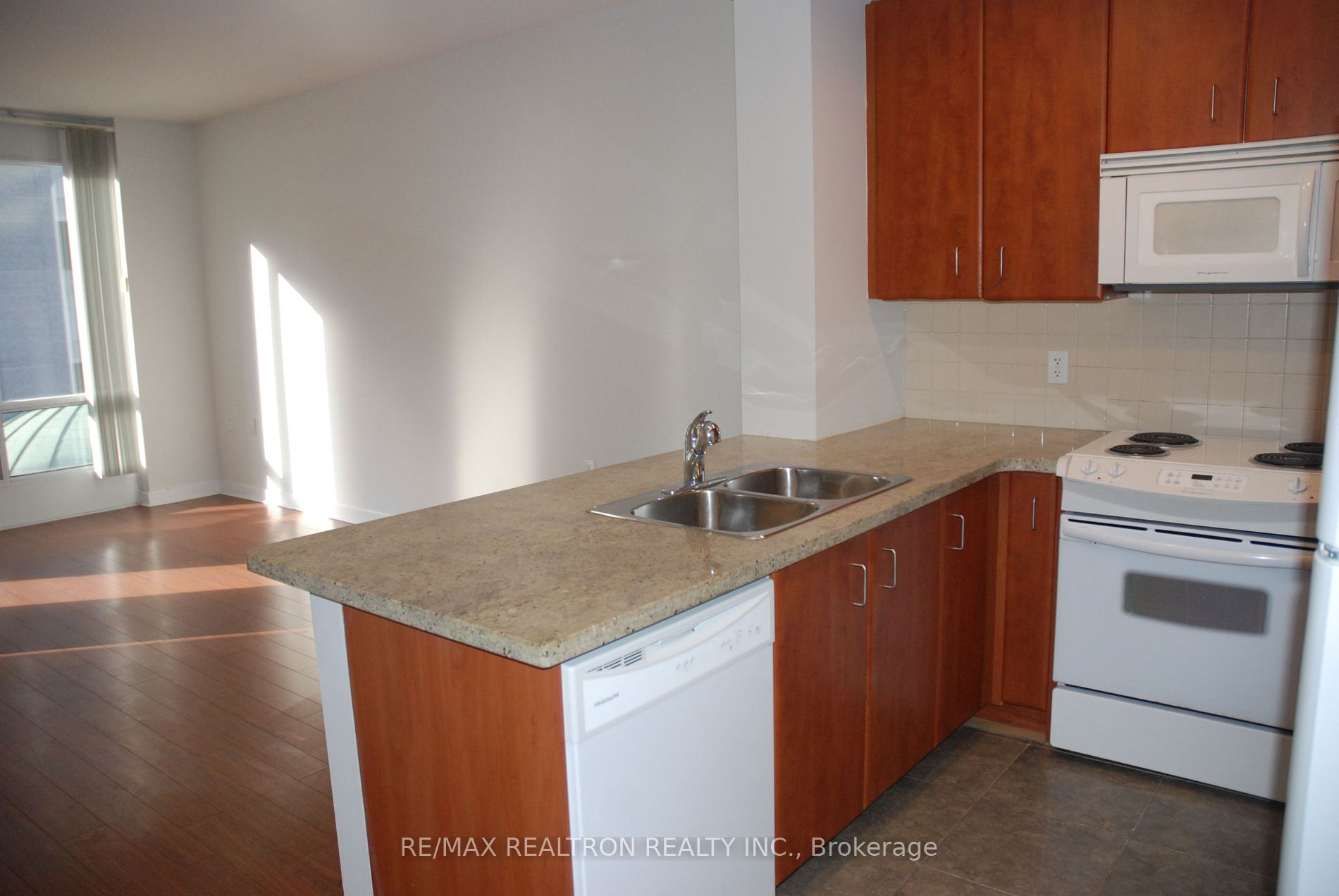 85 Bloor St E 13 Property Photo 6