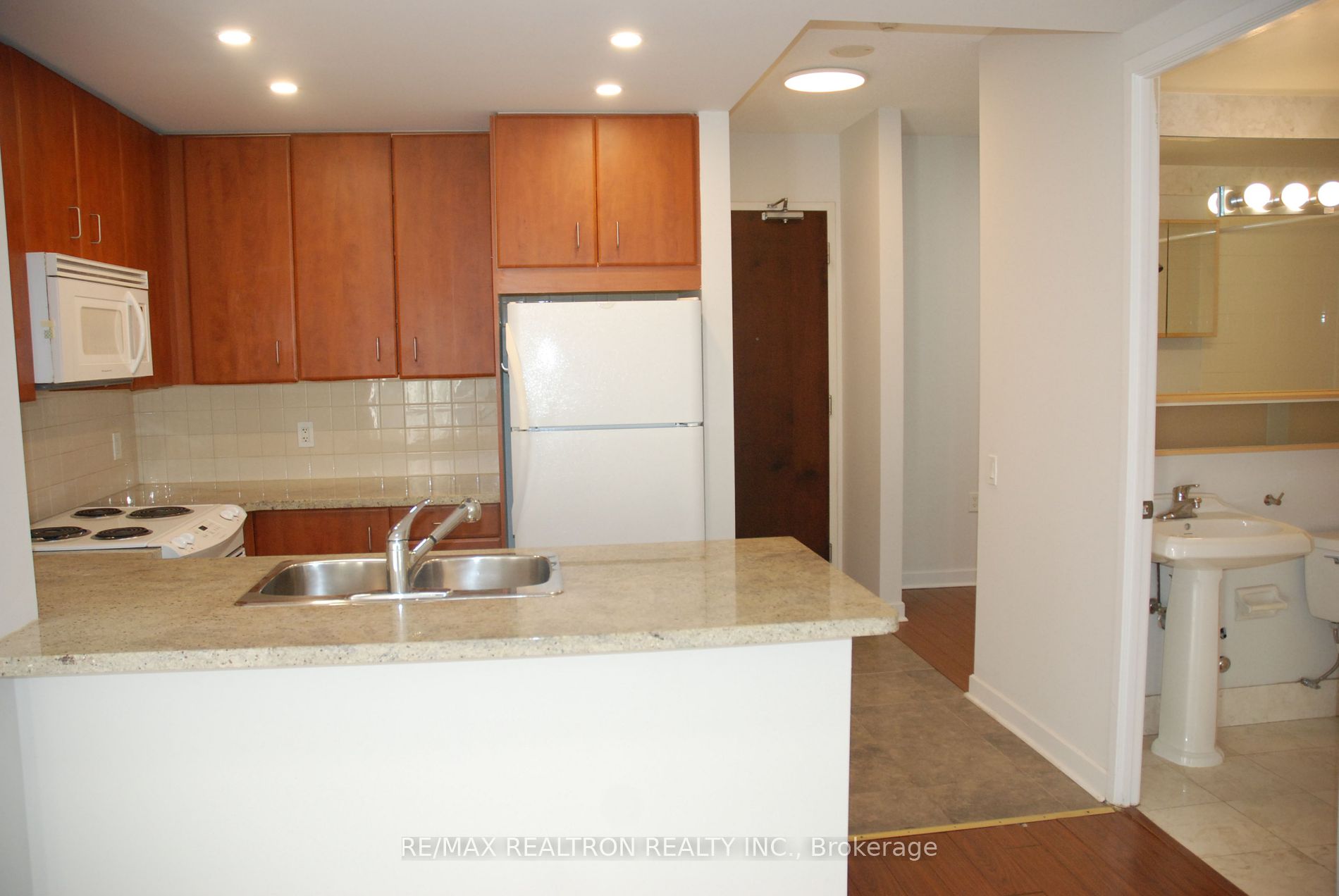 85 Bloor St E 13 Property Photo 8