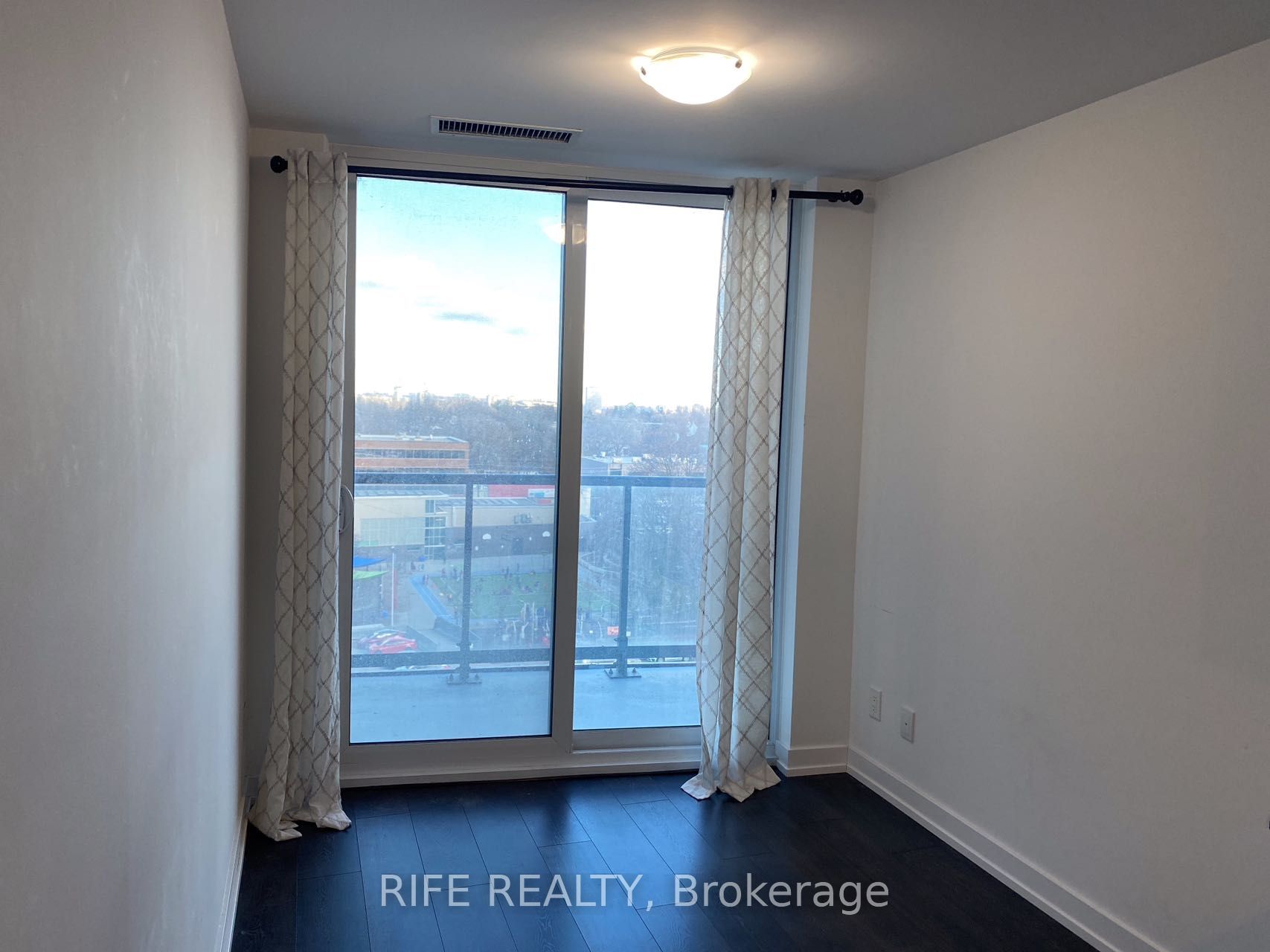 125 Redpath Ave Property Photo 6