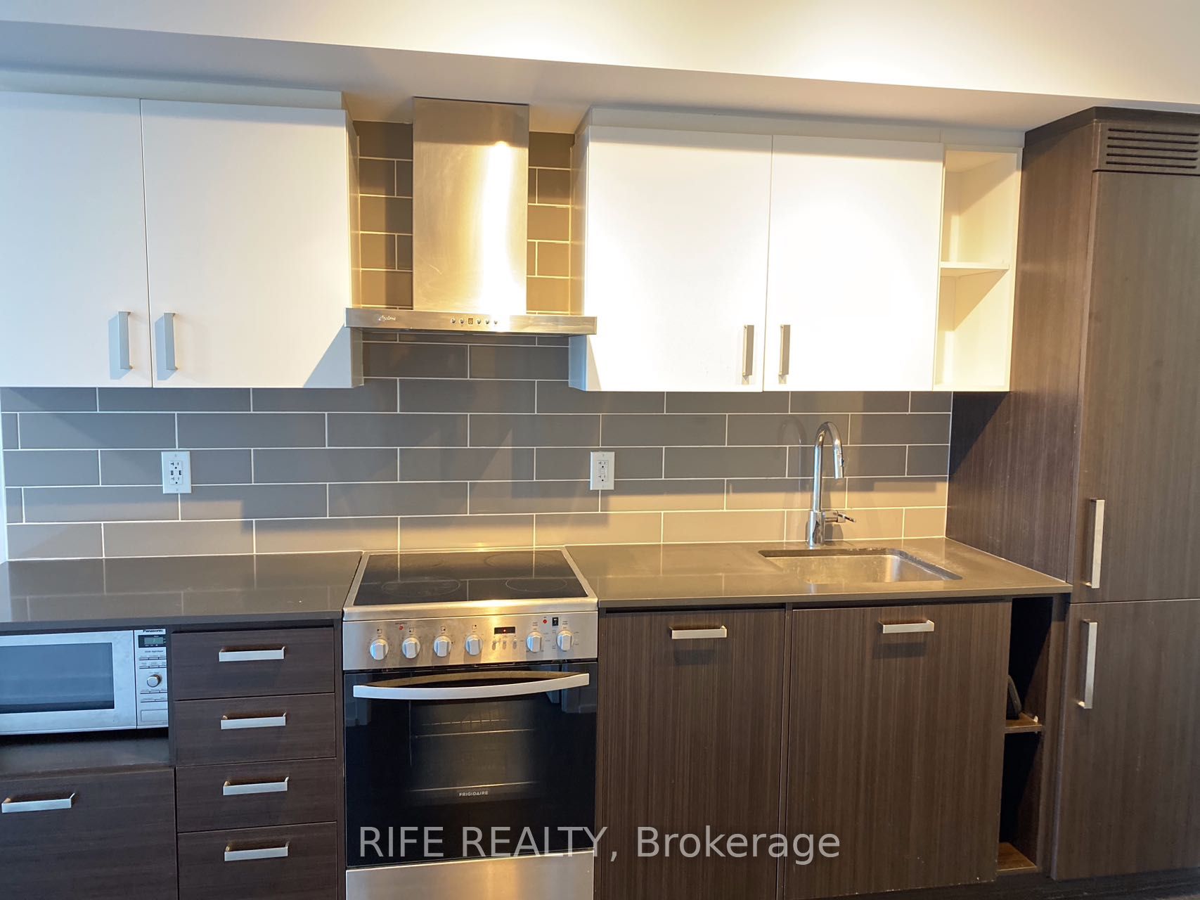 125 Redpath Ave Property Photo 8