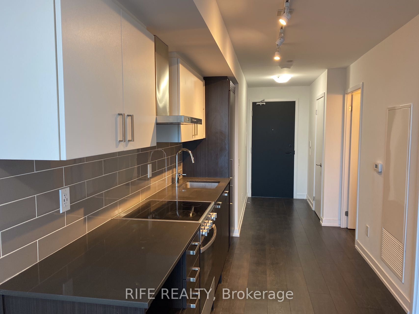 125 Redpath Ave Property Photo 9