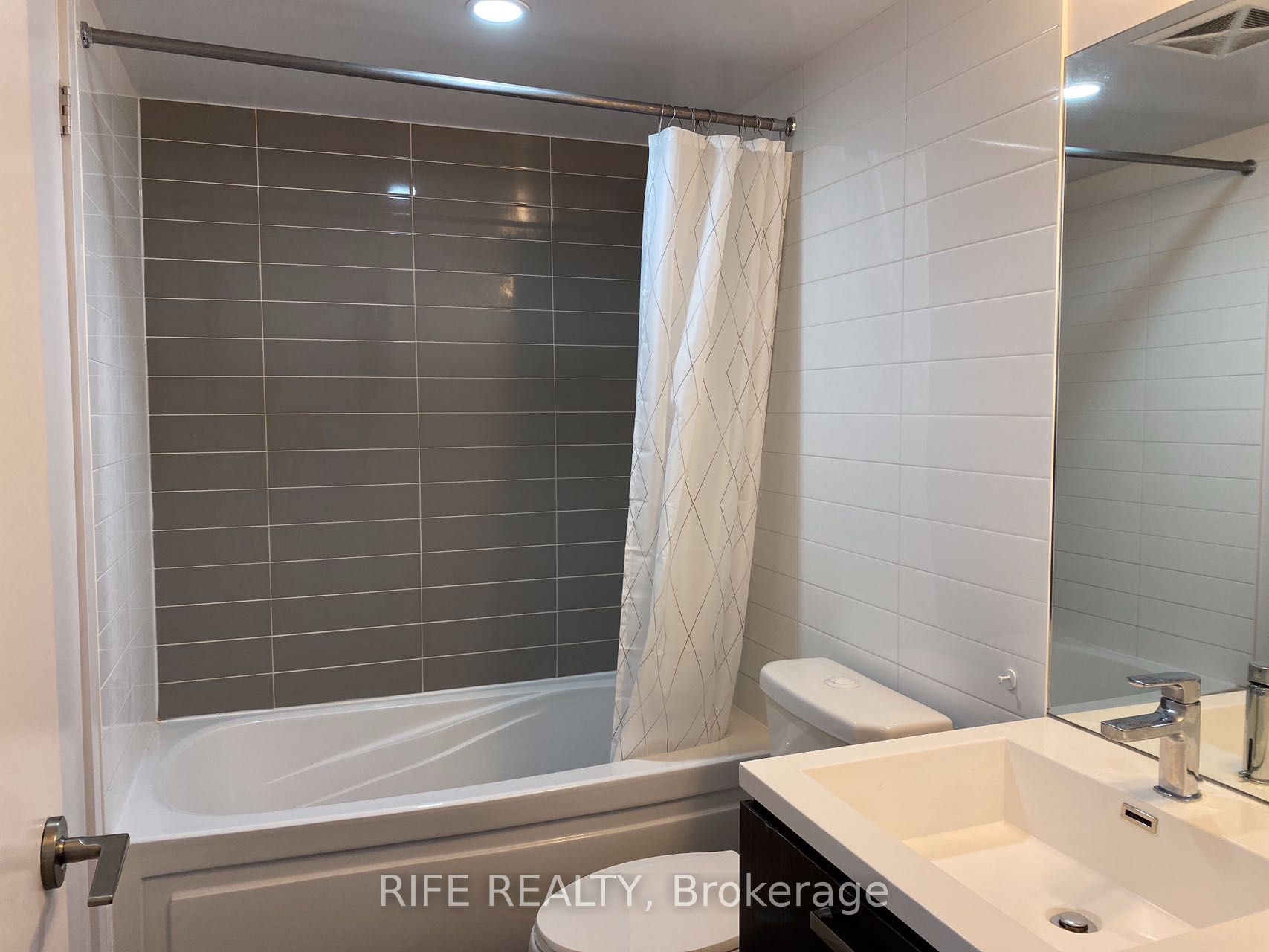 125 Redpath Ave Property Photo 11