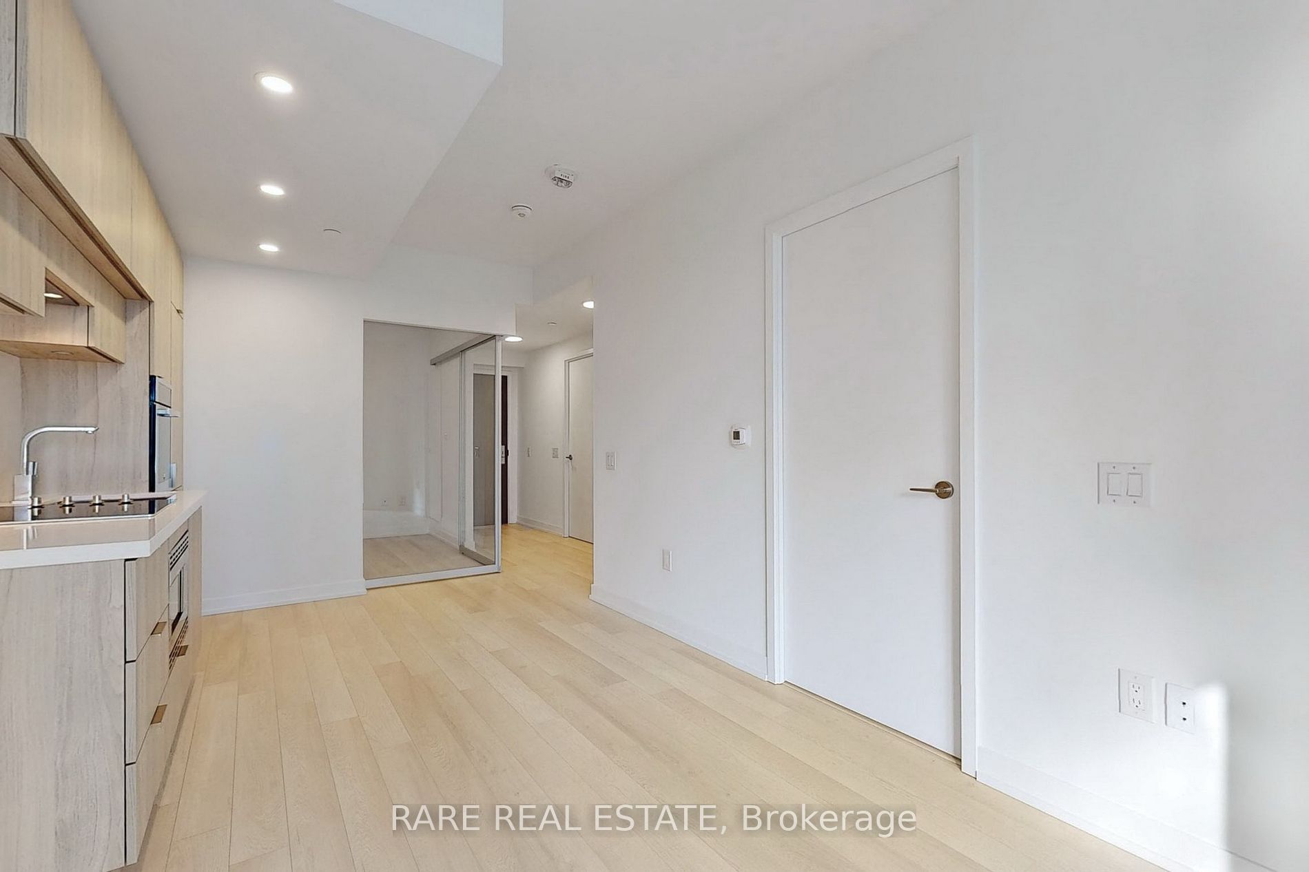 39 Roehampton Ave 10 Property Photo 8
