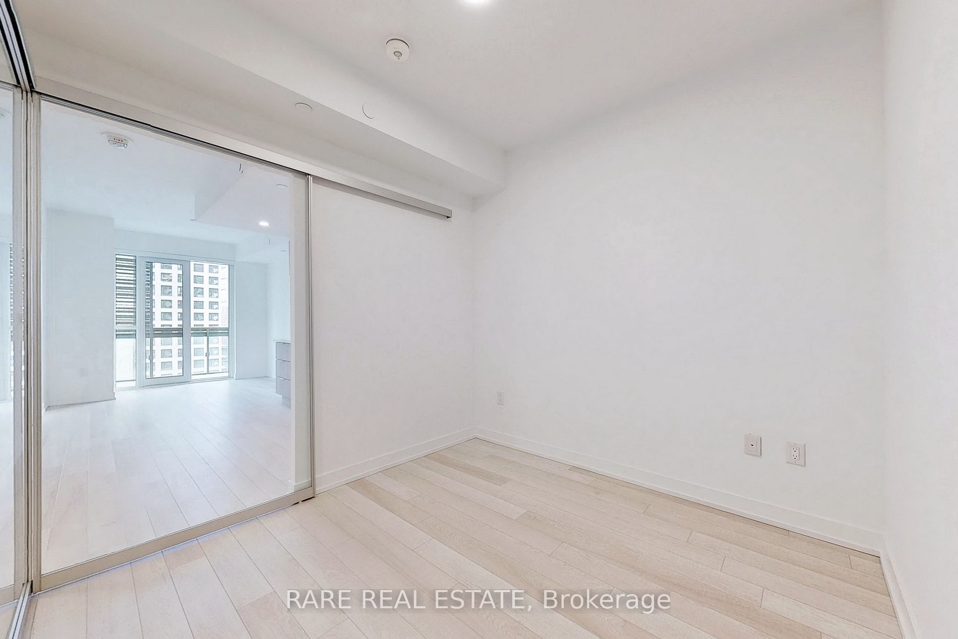 39 Roehampton Ave 10 Property Photo 15