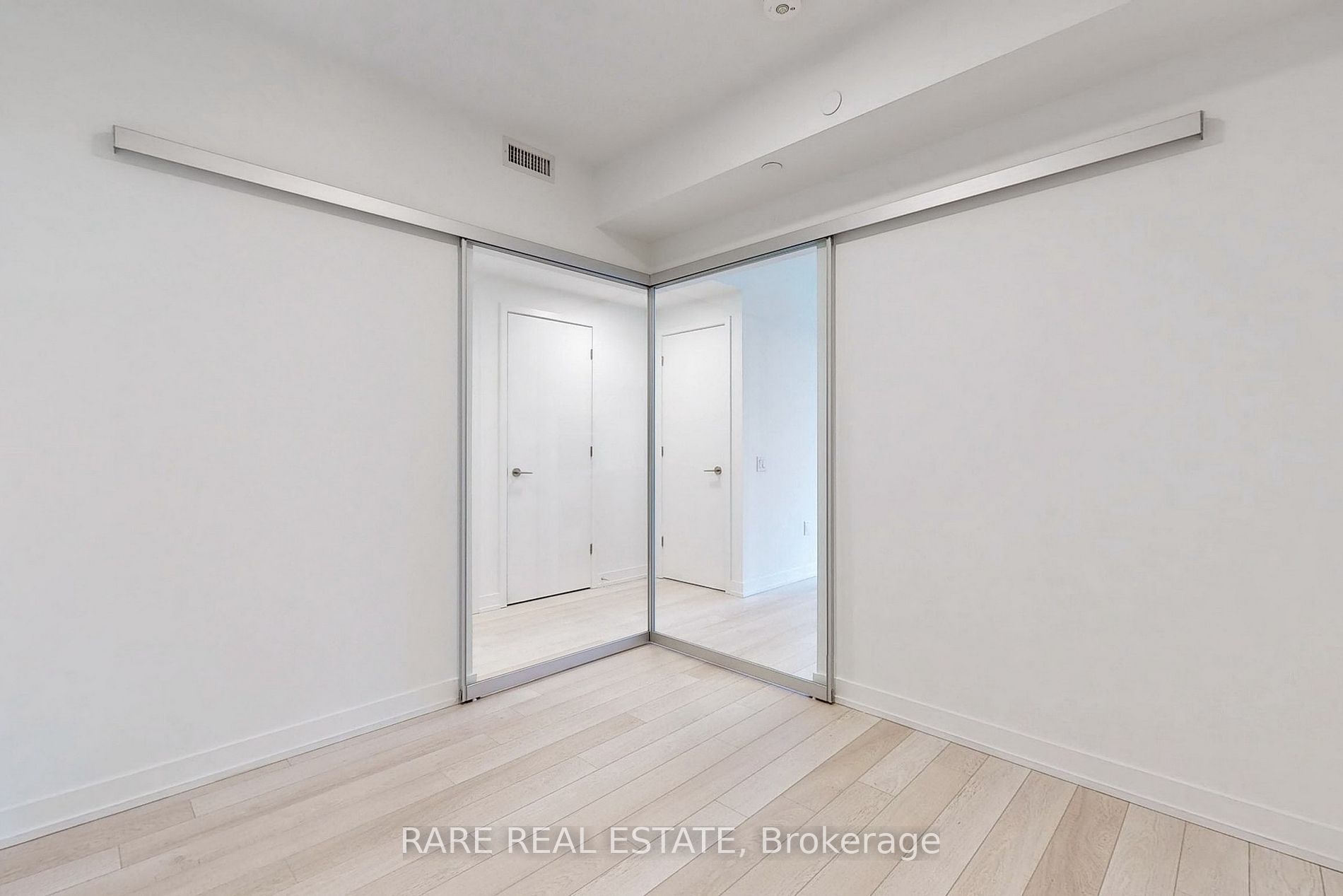 39 Roehampton Ave 10 Property Photo 16