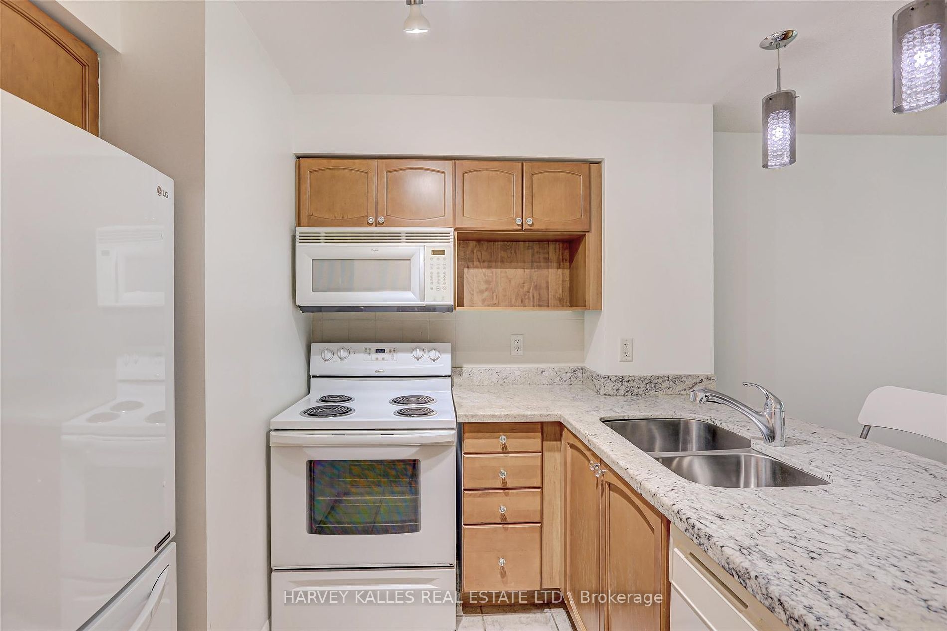 18 Yonge St 12 Property Photo 8