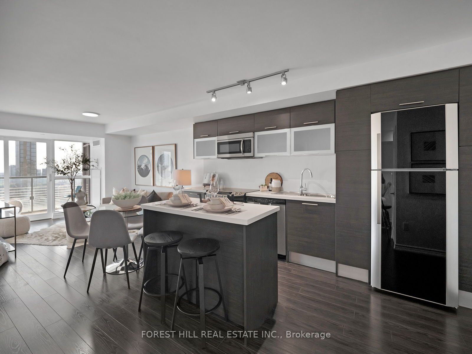 386 Yonge St 05 Property Photo 12