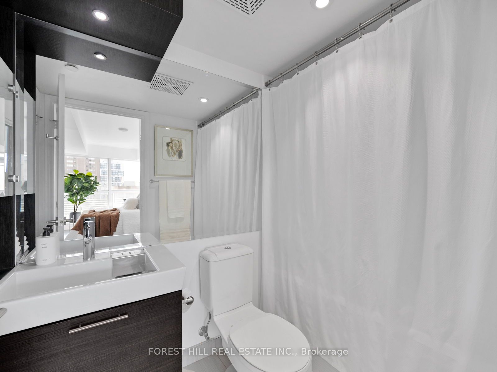 386 Yonge St 05 Property Photo 16
