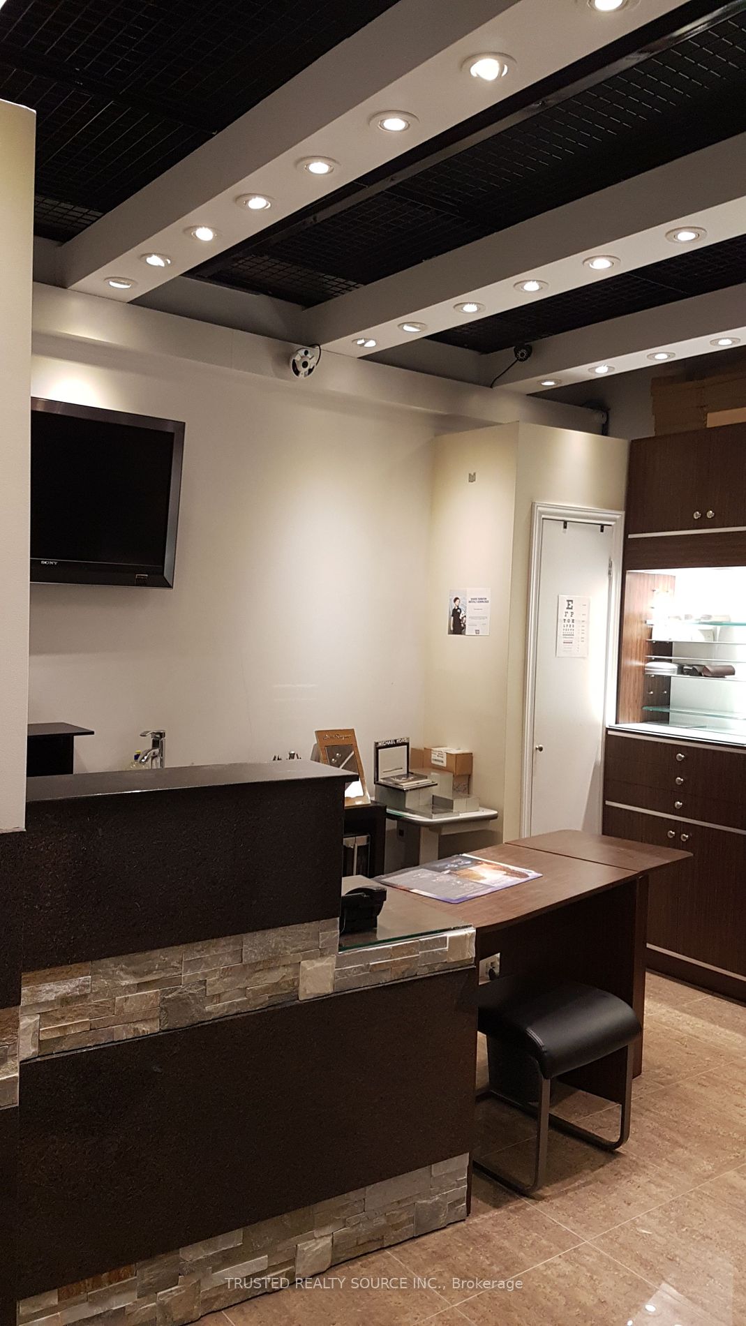 384 Yonge St Property Photo 3