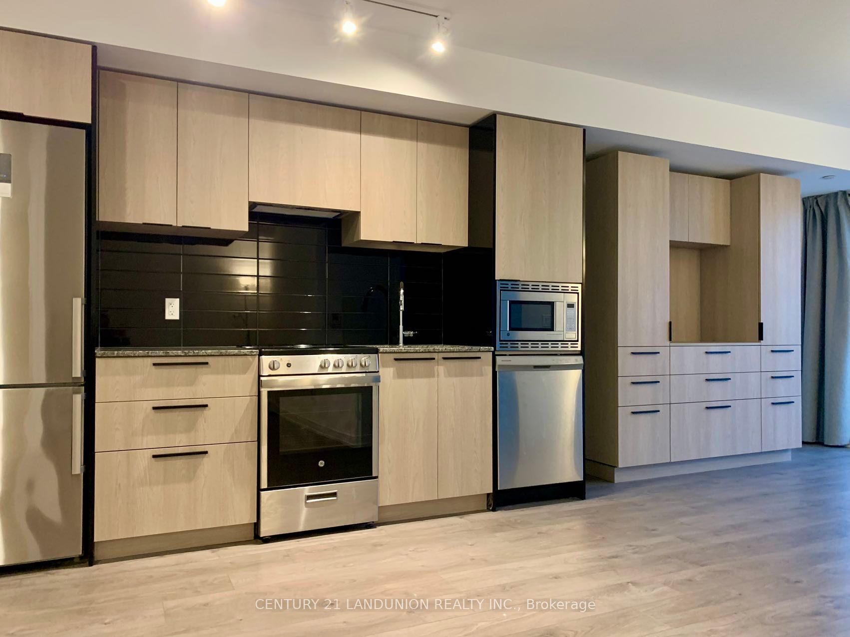 501 Yonge St 07 Property Photo 1