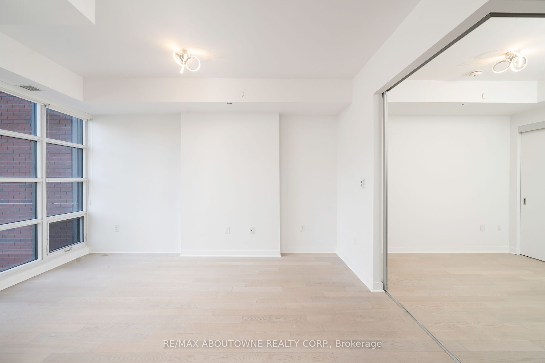 501 Adelaide St W 5 Property Photo 6