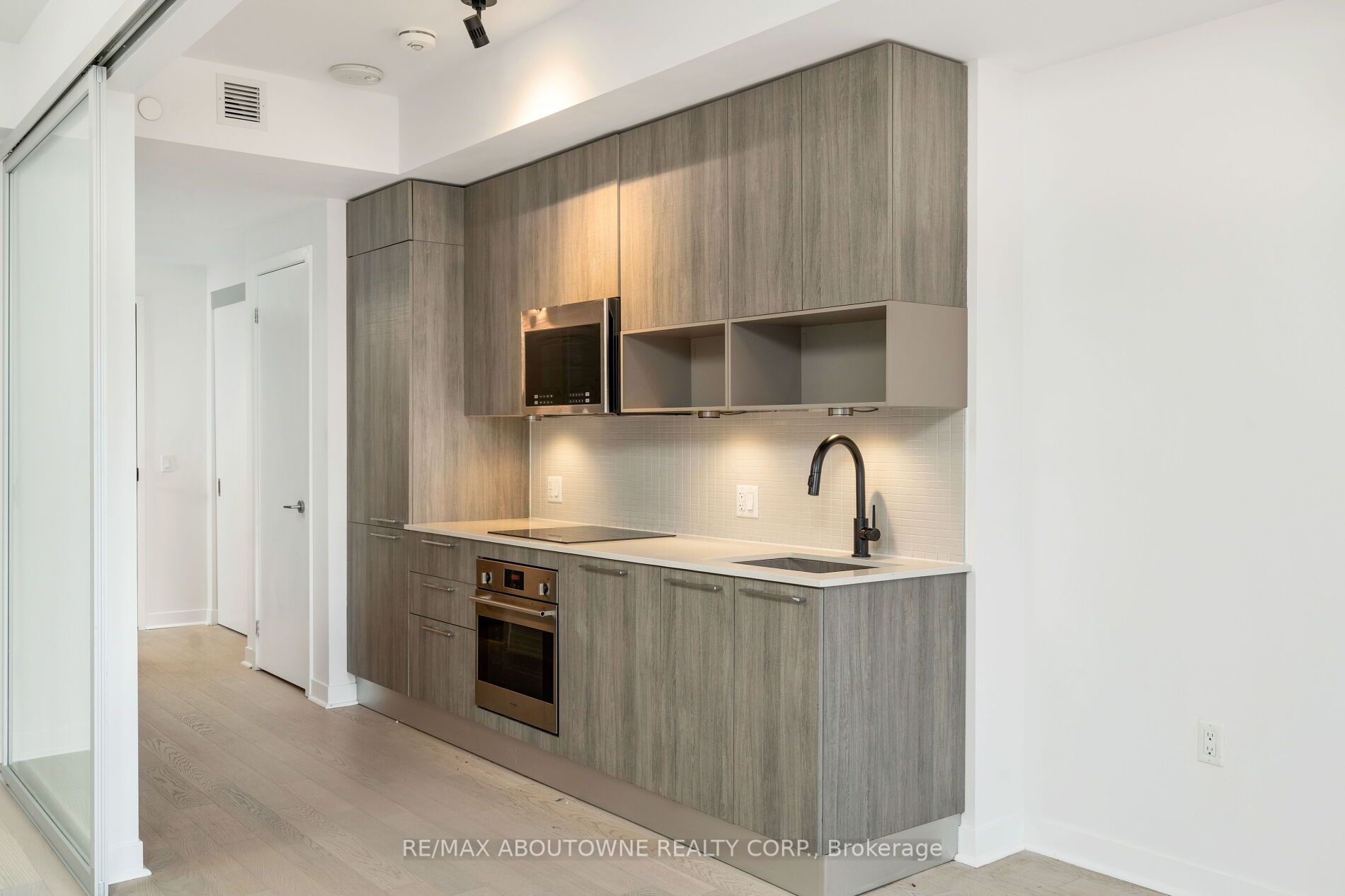 501 Adelaide St W 5 Property Photo 11