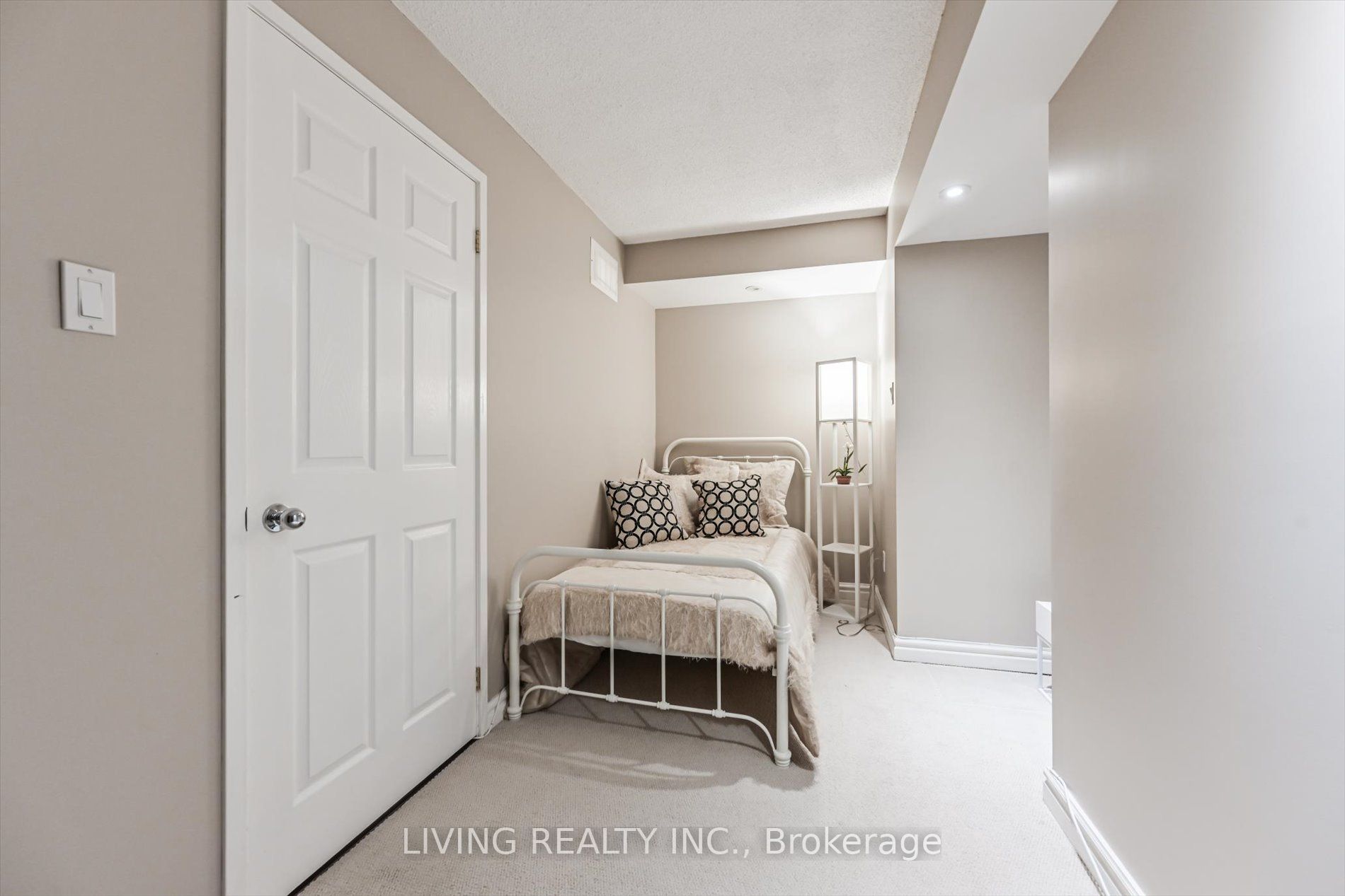 33 University Ave 9 Property Photo 38