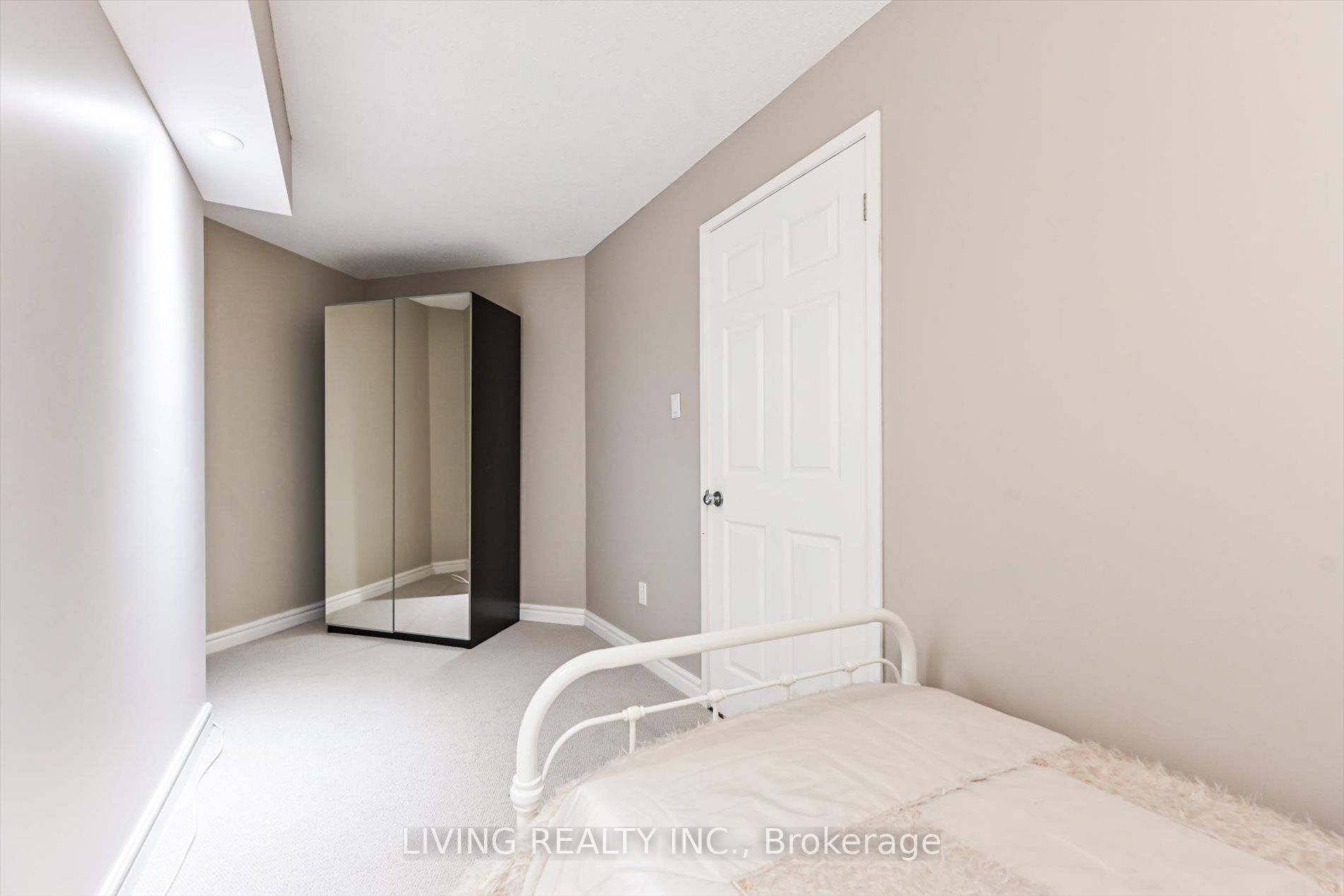 33 University Ave 9 Property Photo 39
