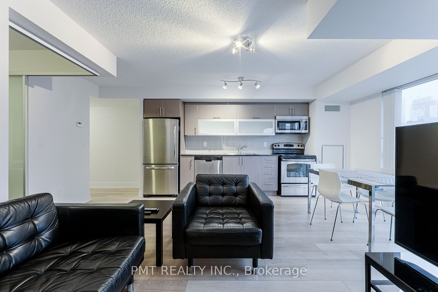 28 Ted Rogers Way 08 Property Photo 3