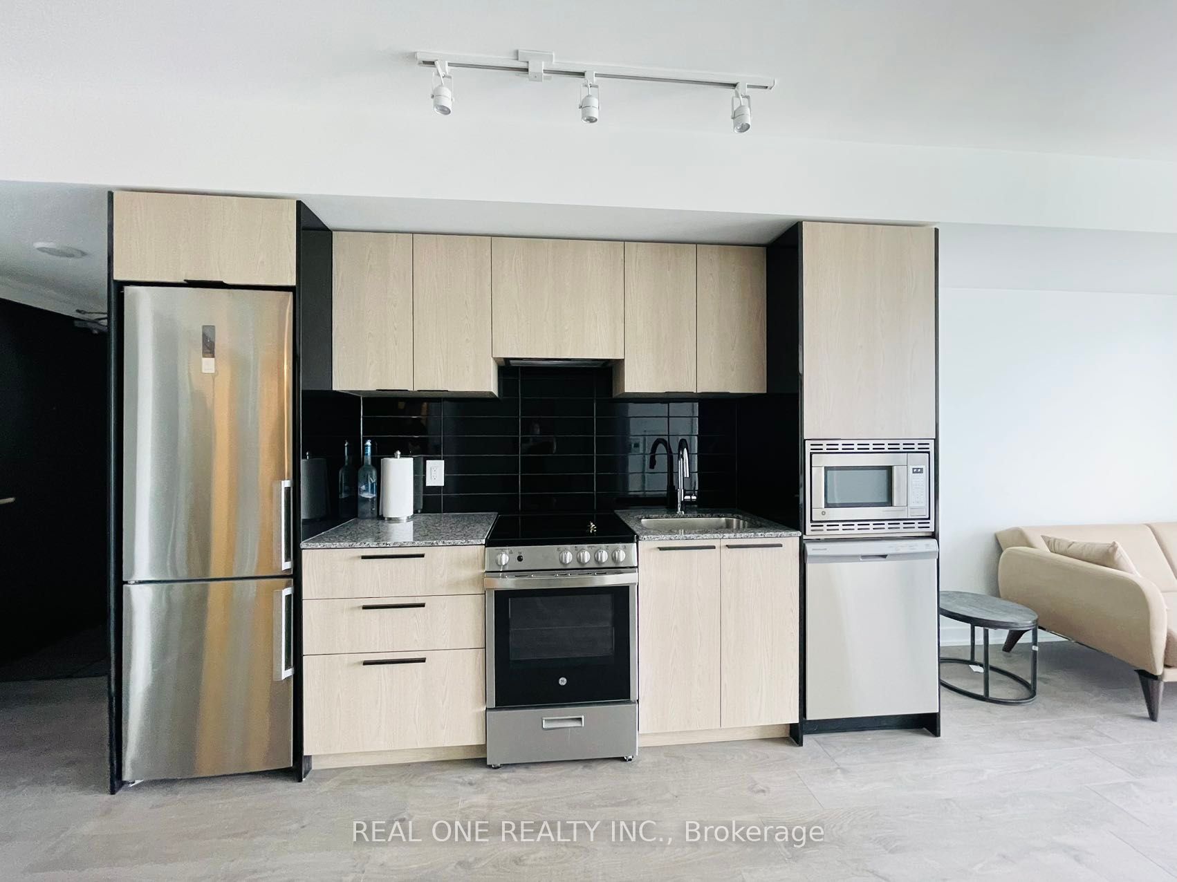 501 Yonge St 07 Property Photo 2