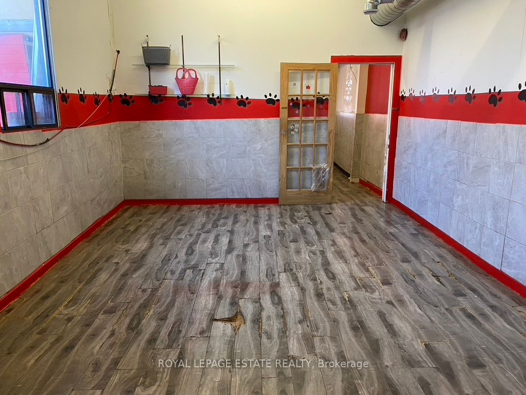 220 Gerrard St E Property Photo 2