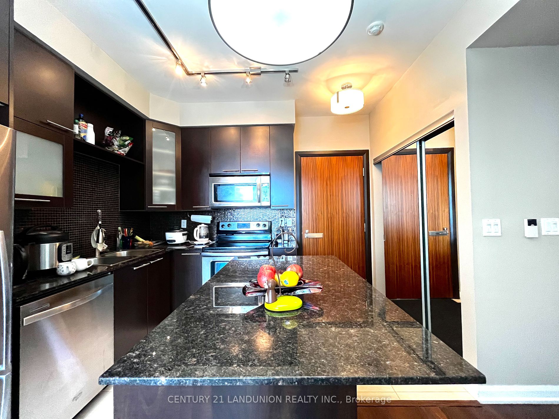 500 Sherbourne St 03 Property Photo 5