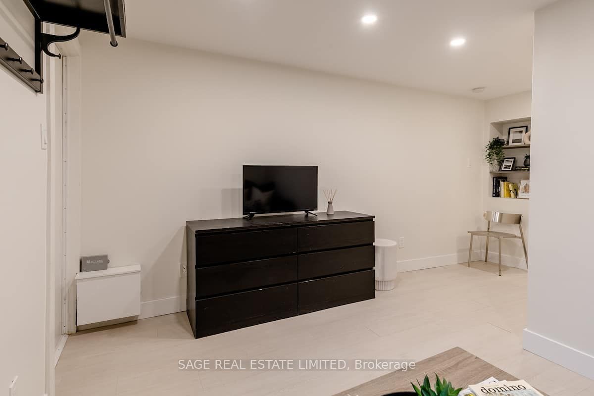 296 Ossington Ave Property Photo 38