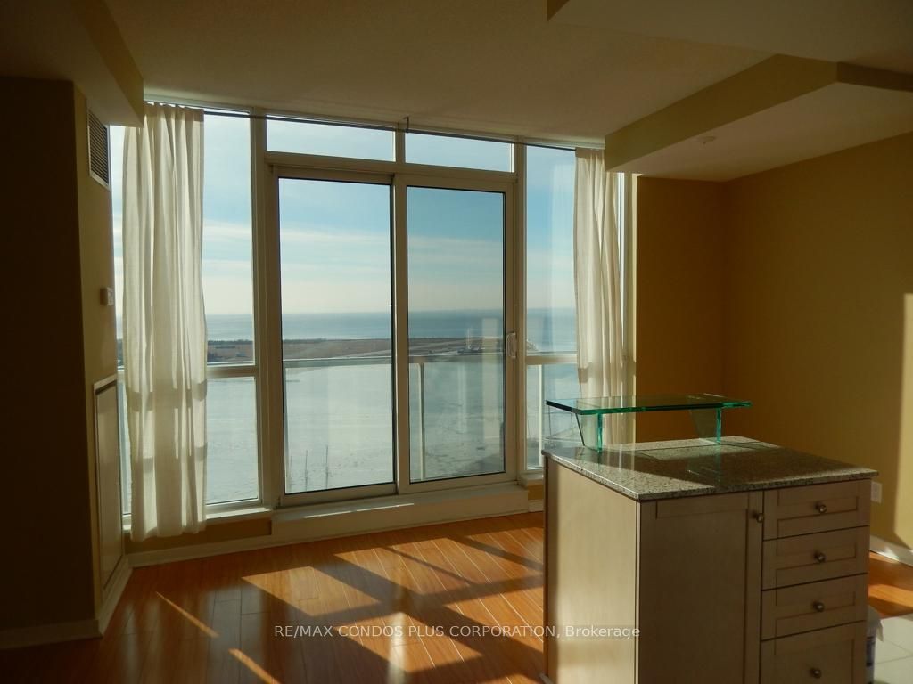 208 Queens Quay W 08 Property Photo 7
