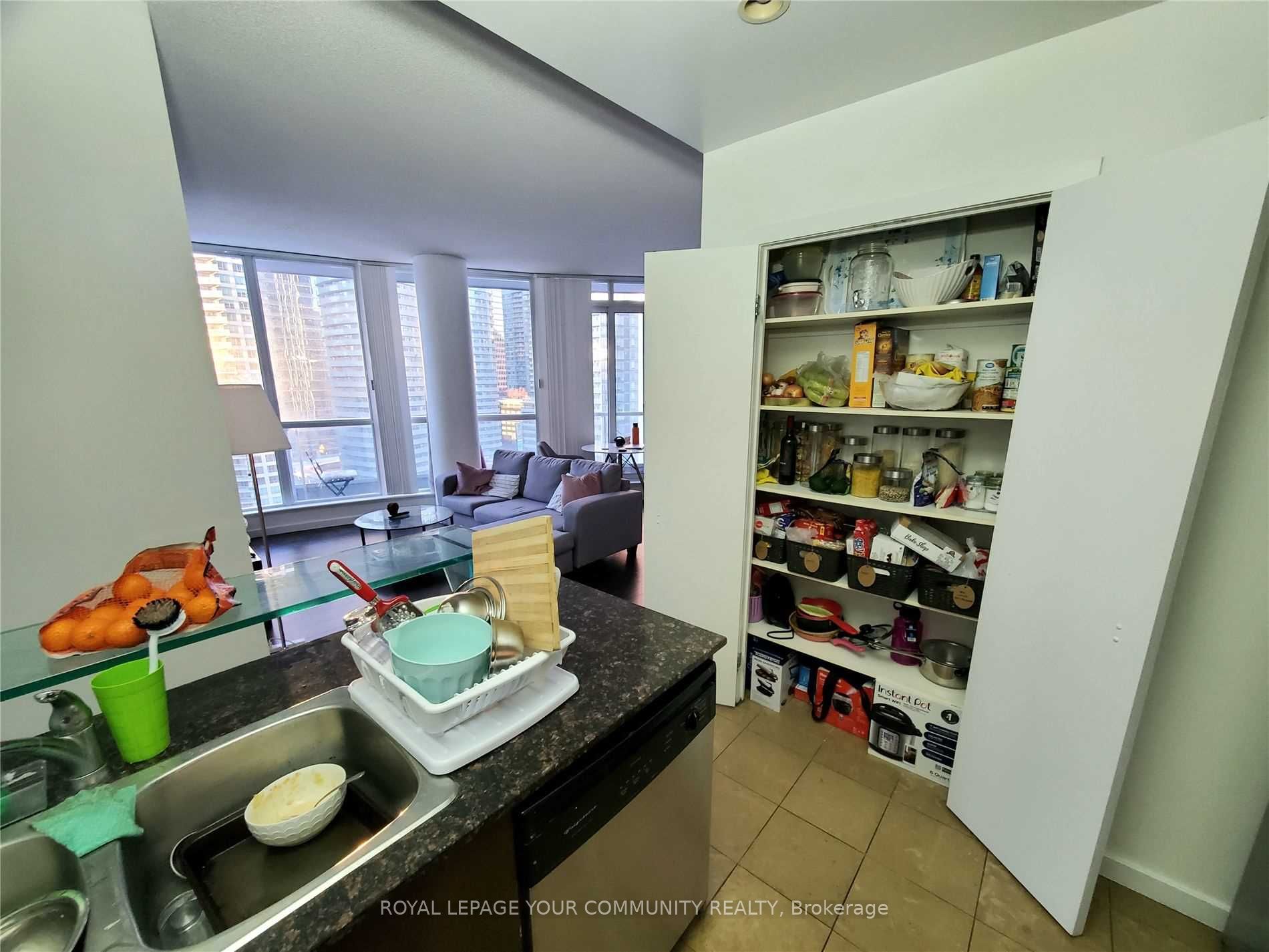 218 Queens Quay W 1701 Property Photo 4