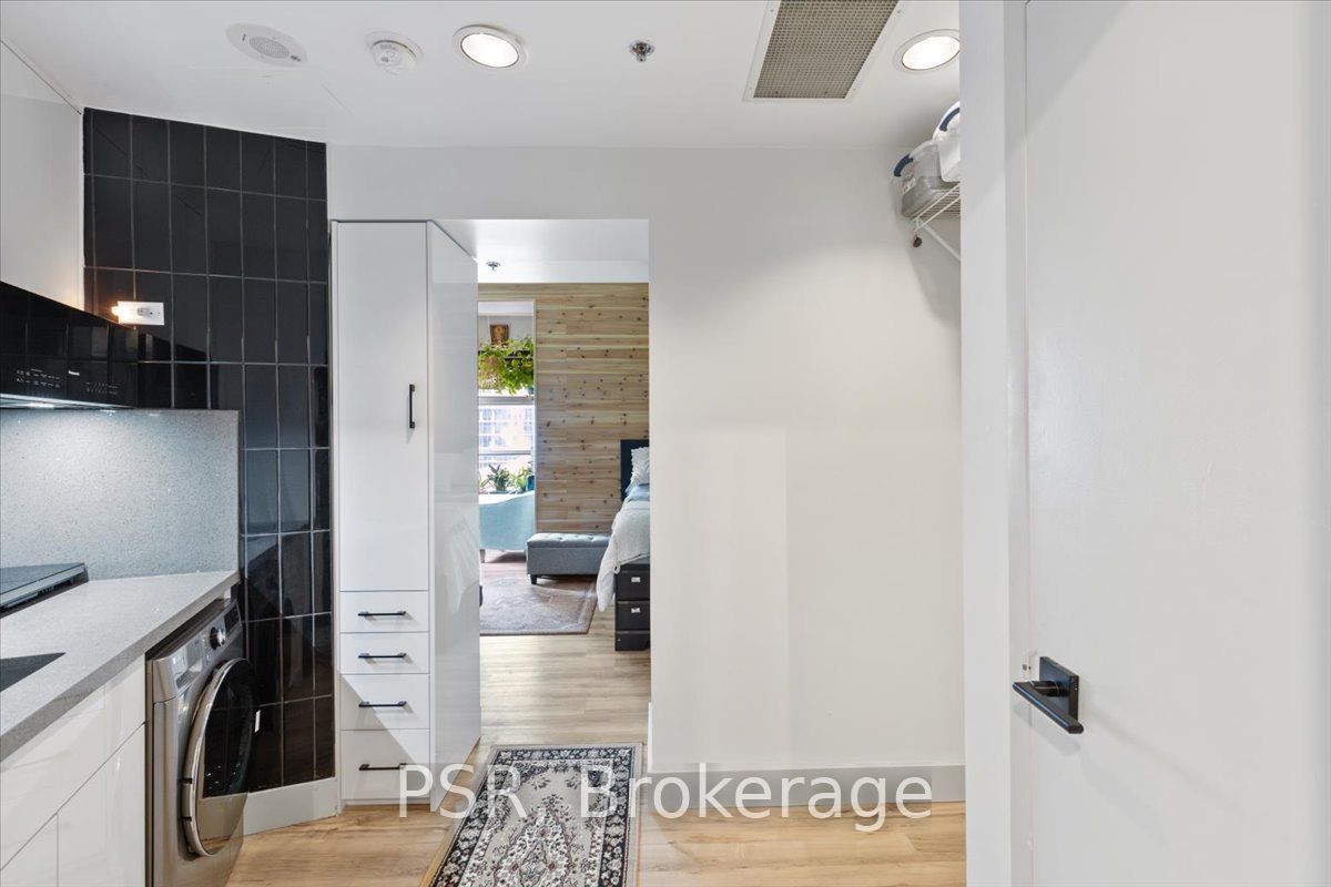 1 King St W 02 Property Photo 25