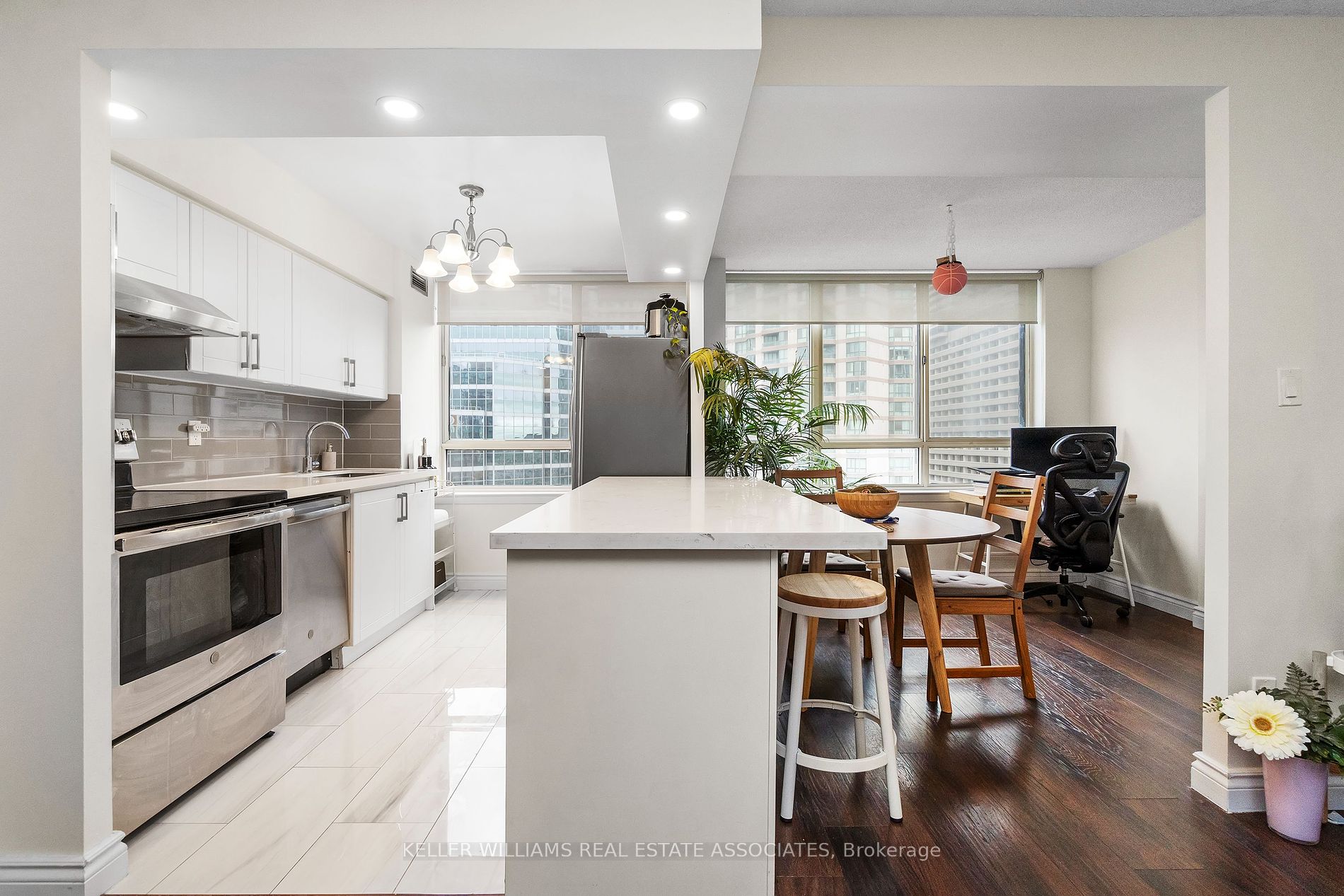 633 Bay St 18 Property Photo 10