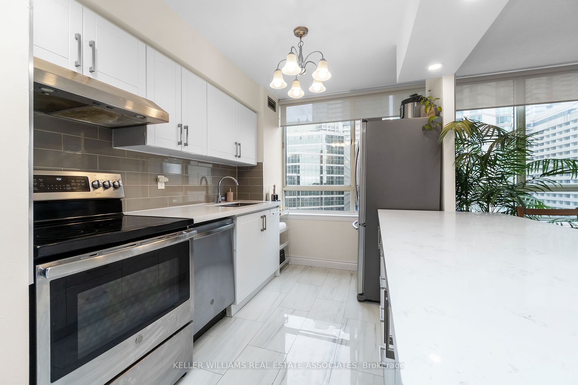 633 Bay St 18 Property Photo 11