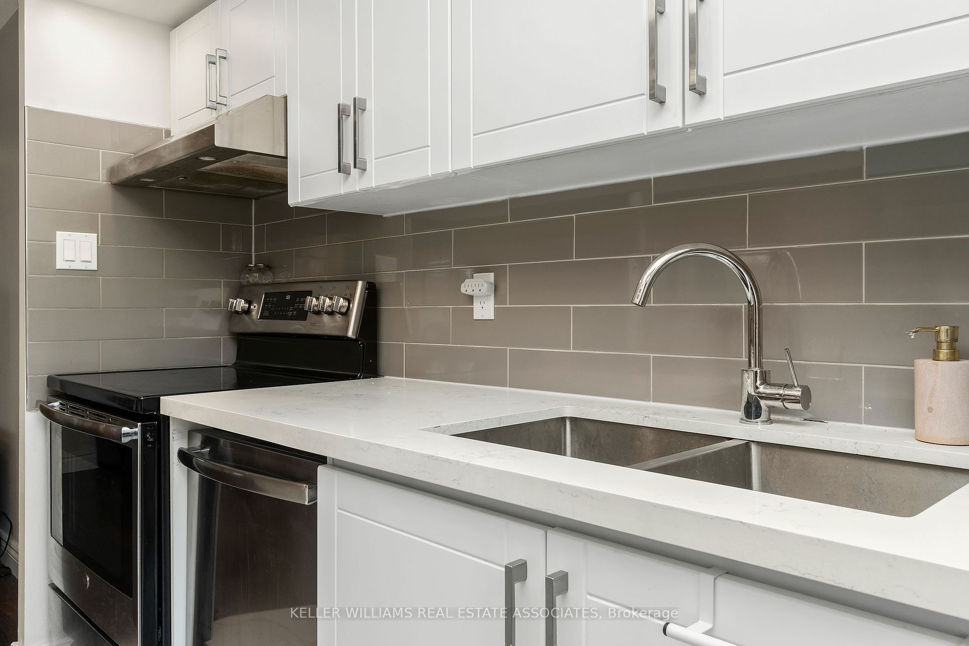 633 Bay St 18 Property Photo 12