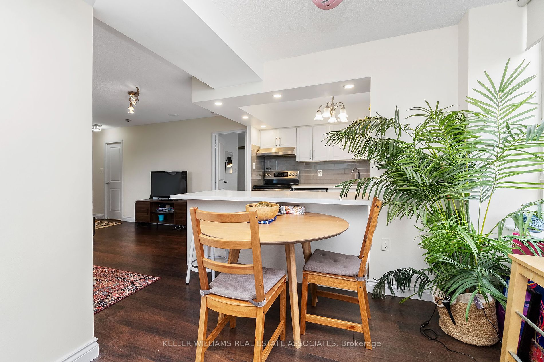 633 Bay St 18 Property Photo 15