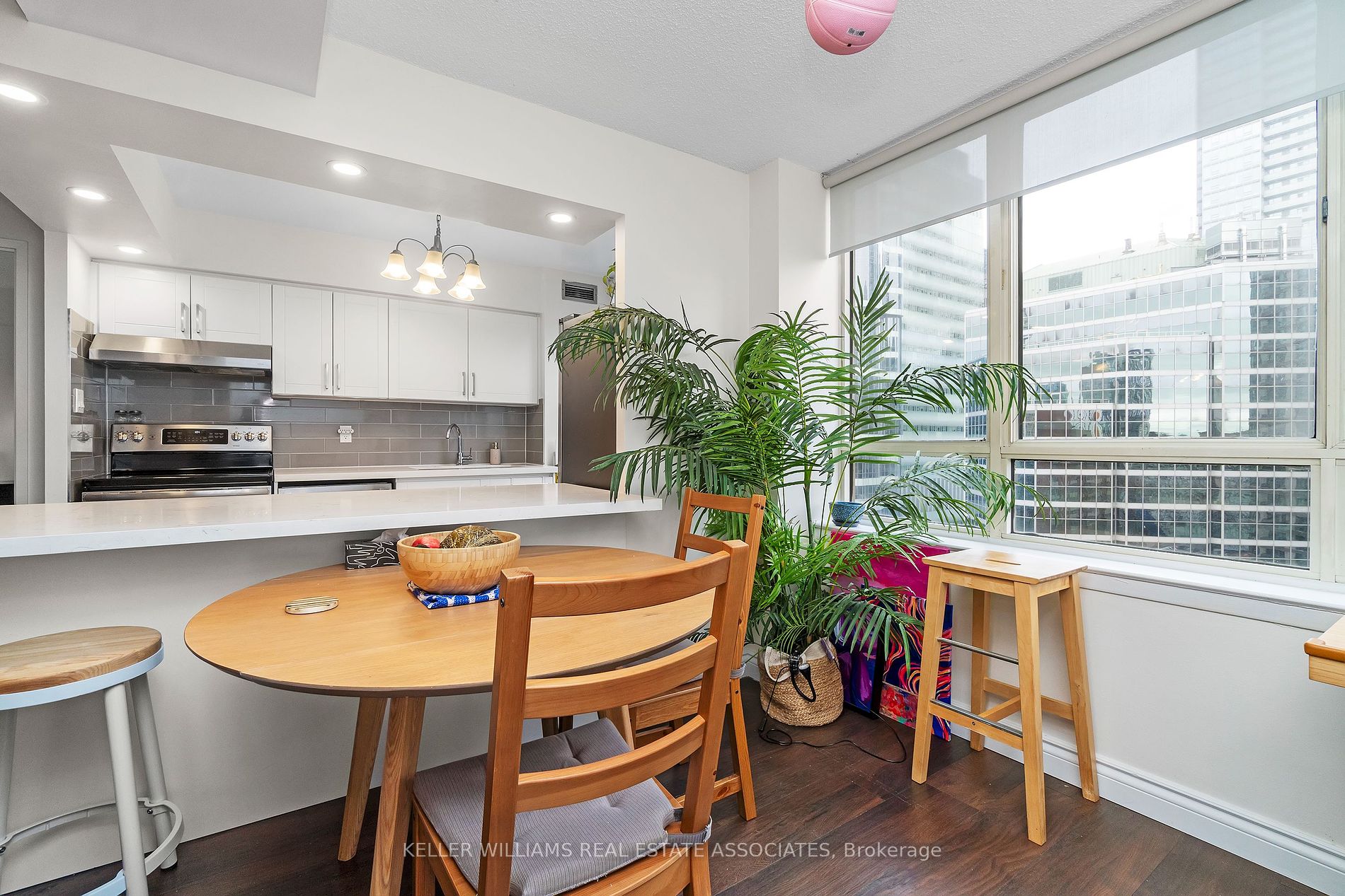 633 Bay St 18 Property Photo 16