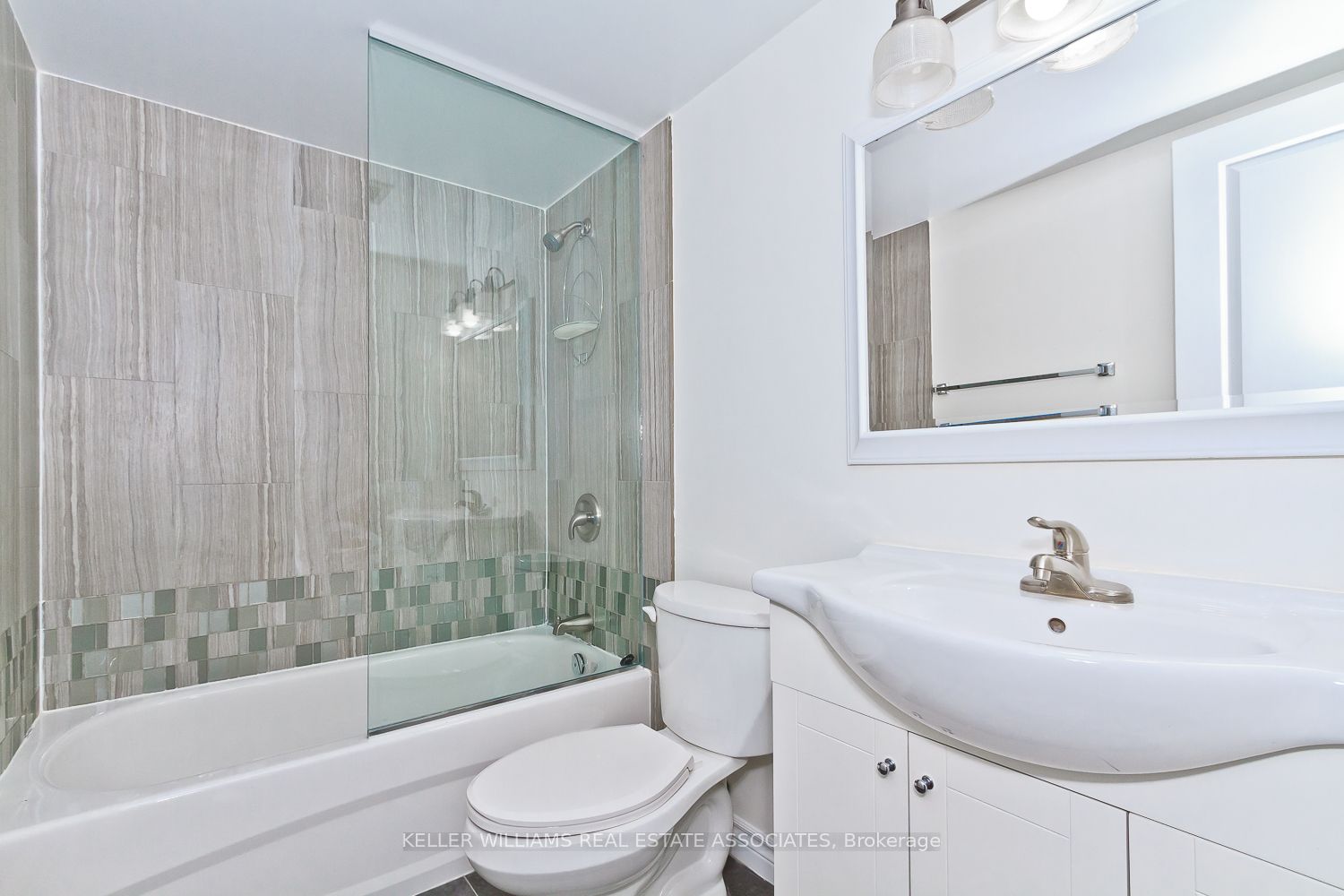 633 Bay St 18 Property Photo 22