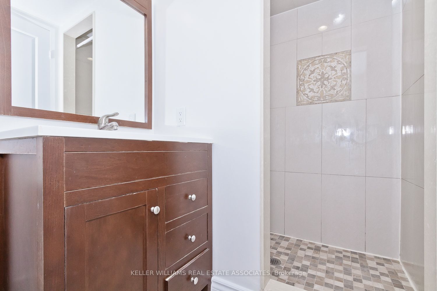 633 Bay St 18 Property Photo 27