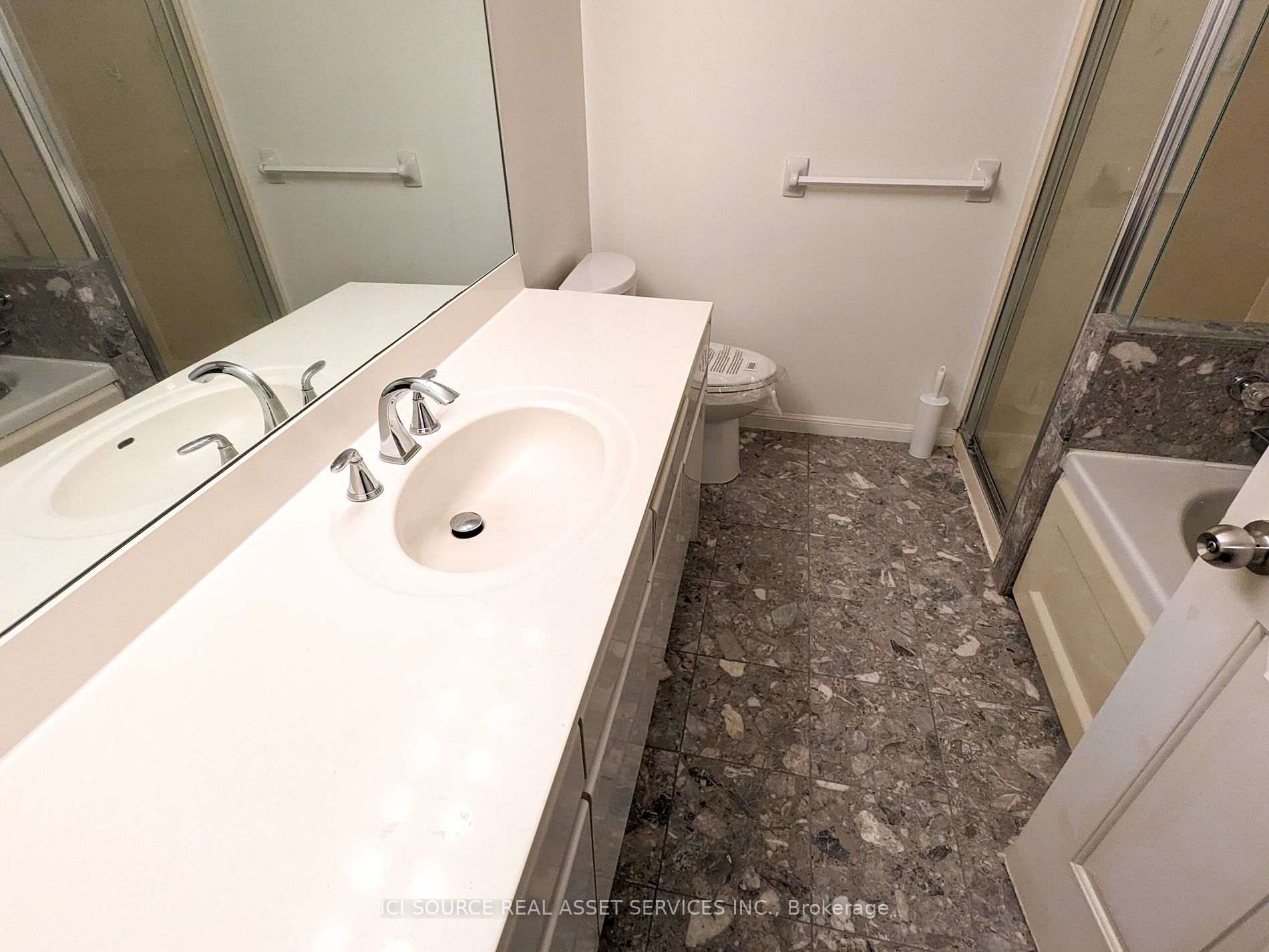 7 Carlton St 4 Property Photo 3