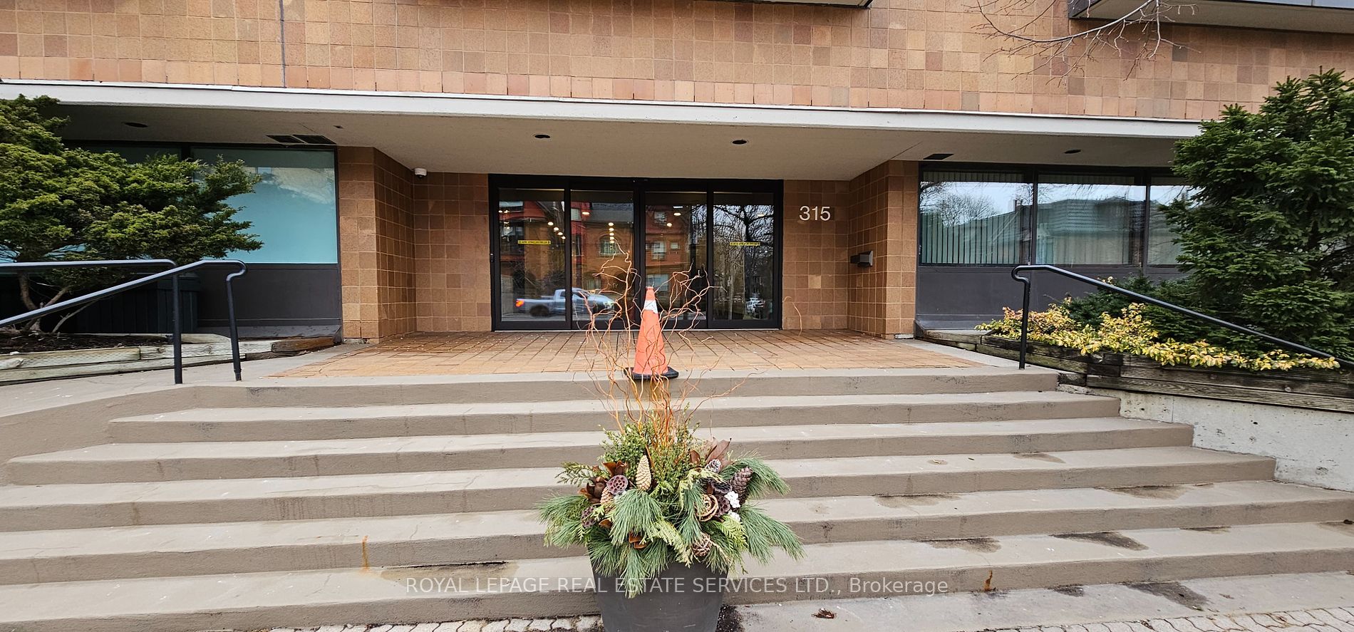 315 Avenue Rd Property Photo 26