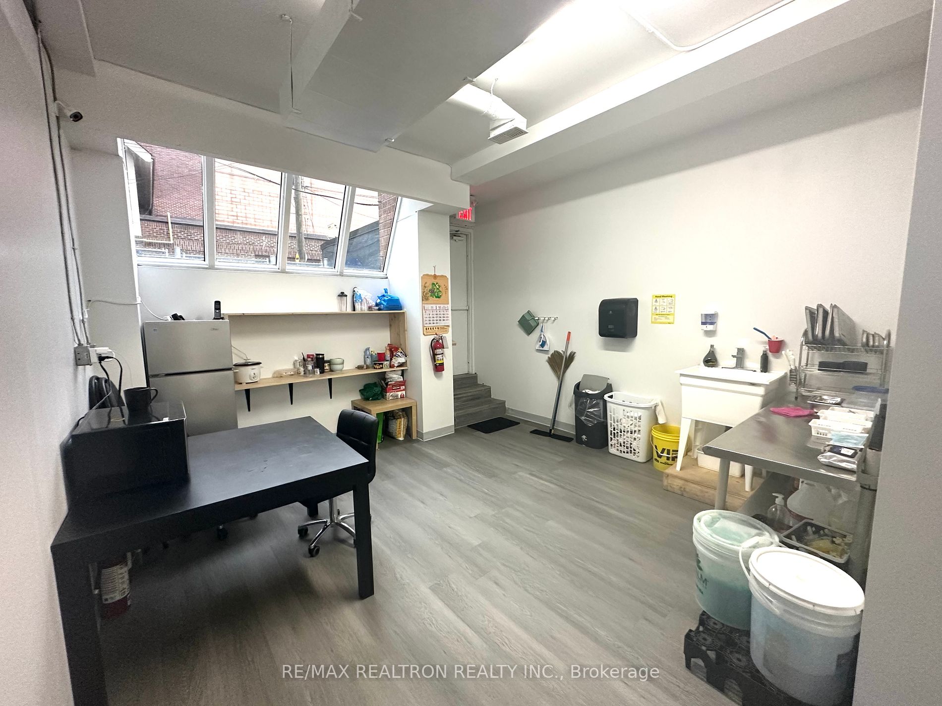 504 Yonge St Property Photo 6