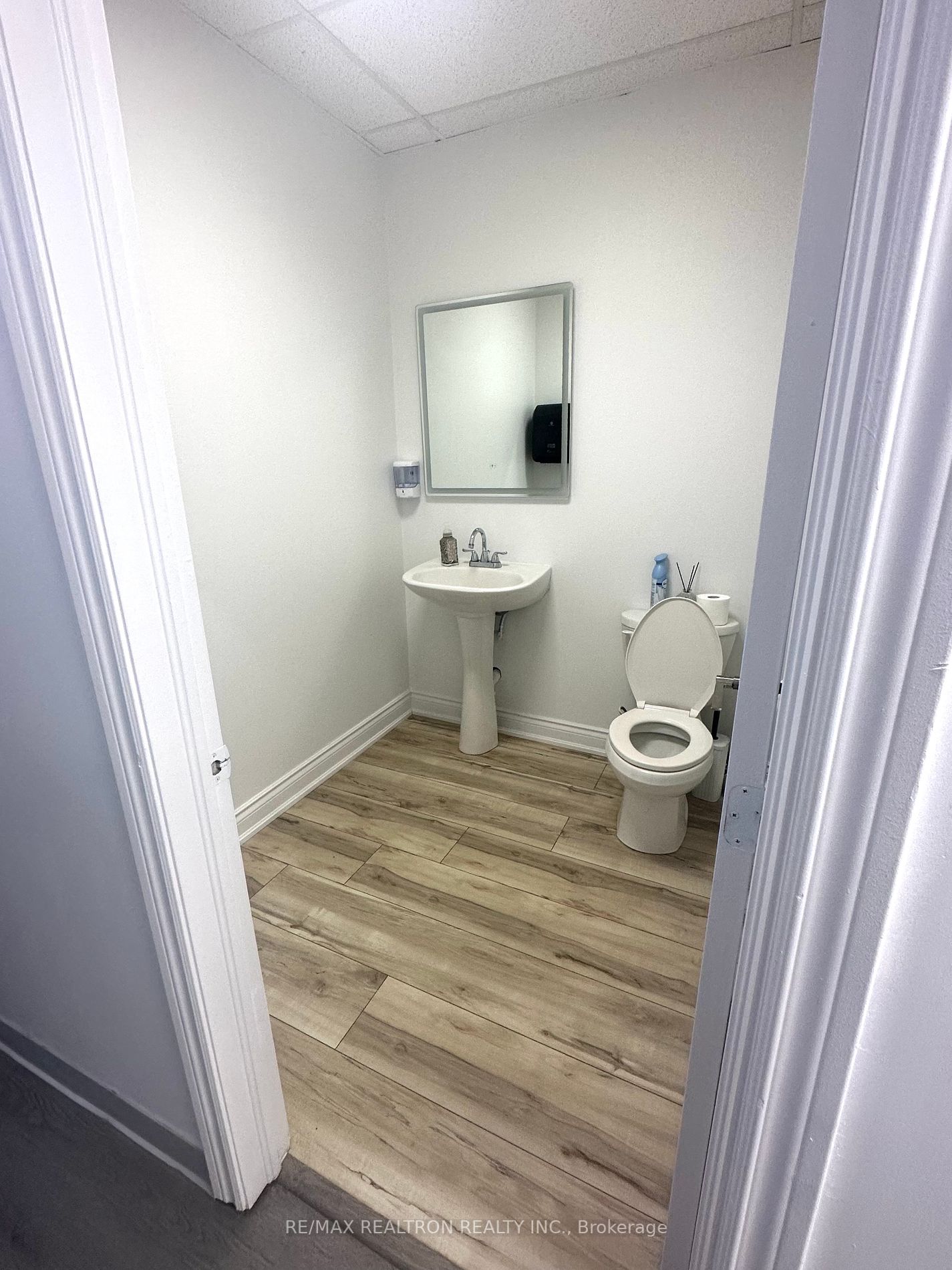 504 Yonge St Property Photo 15