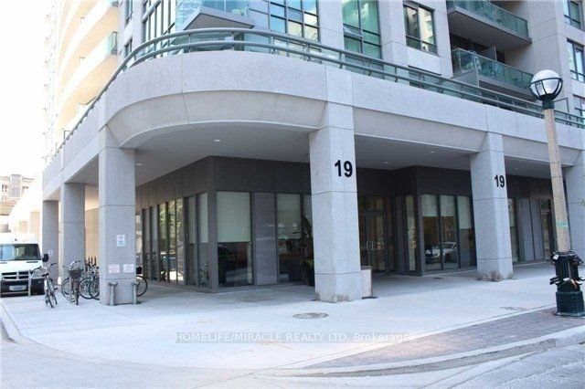 19 Grand Trunk Cres 12 Property Photo 1