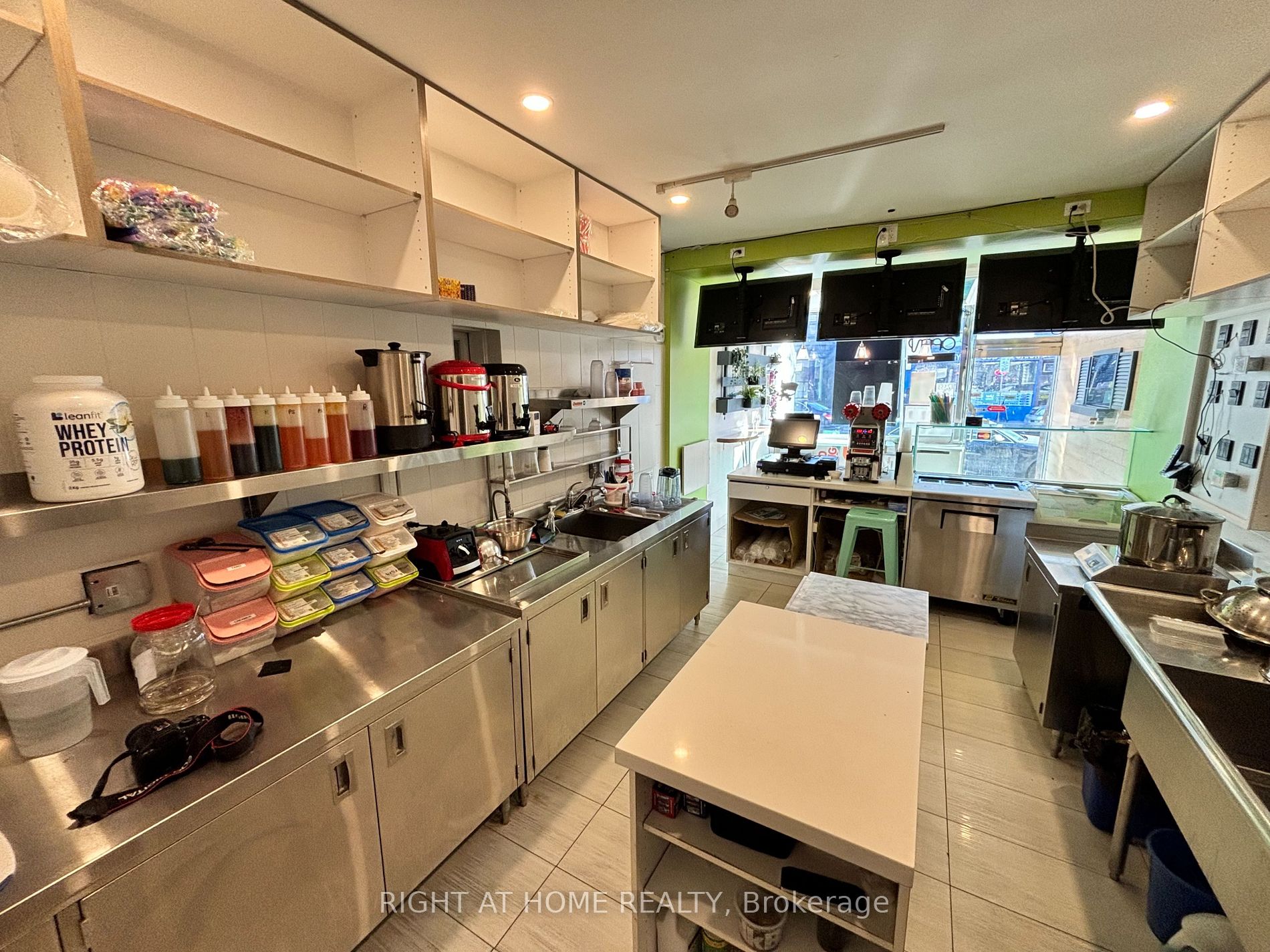 756 Dundas St W Property Photo 3