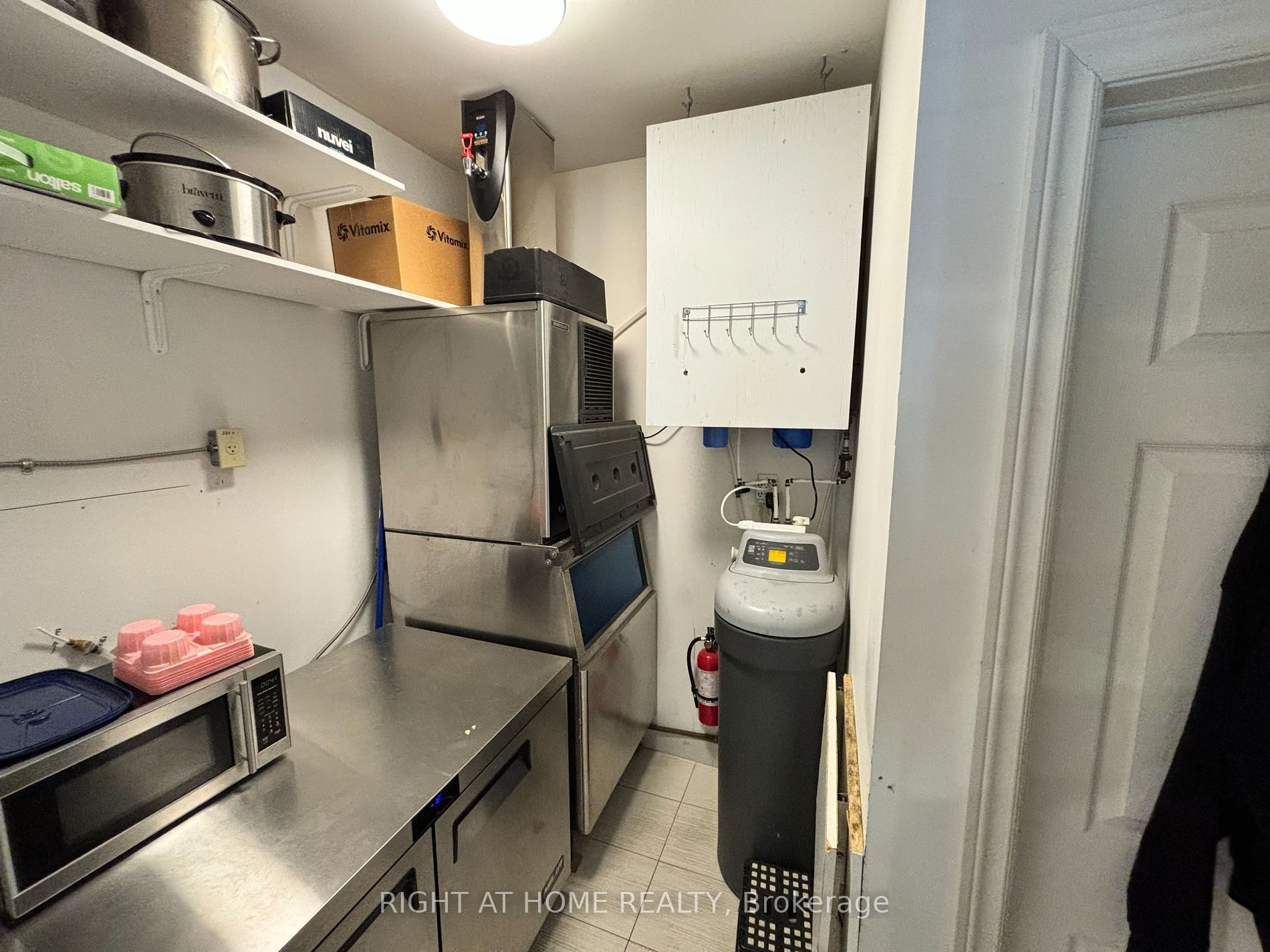 756 Dundas St W Property Photo 8