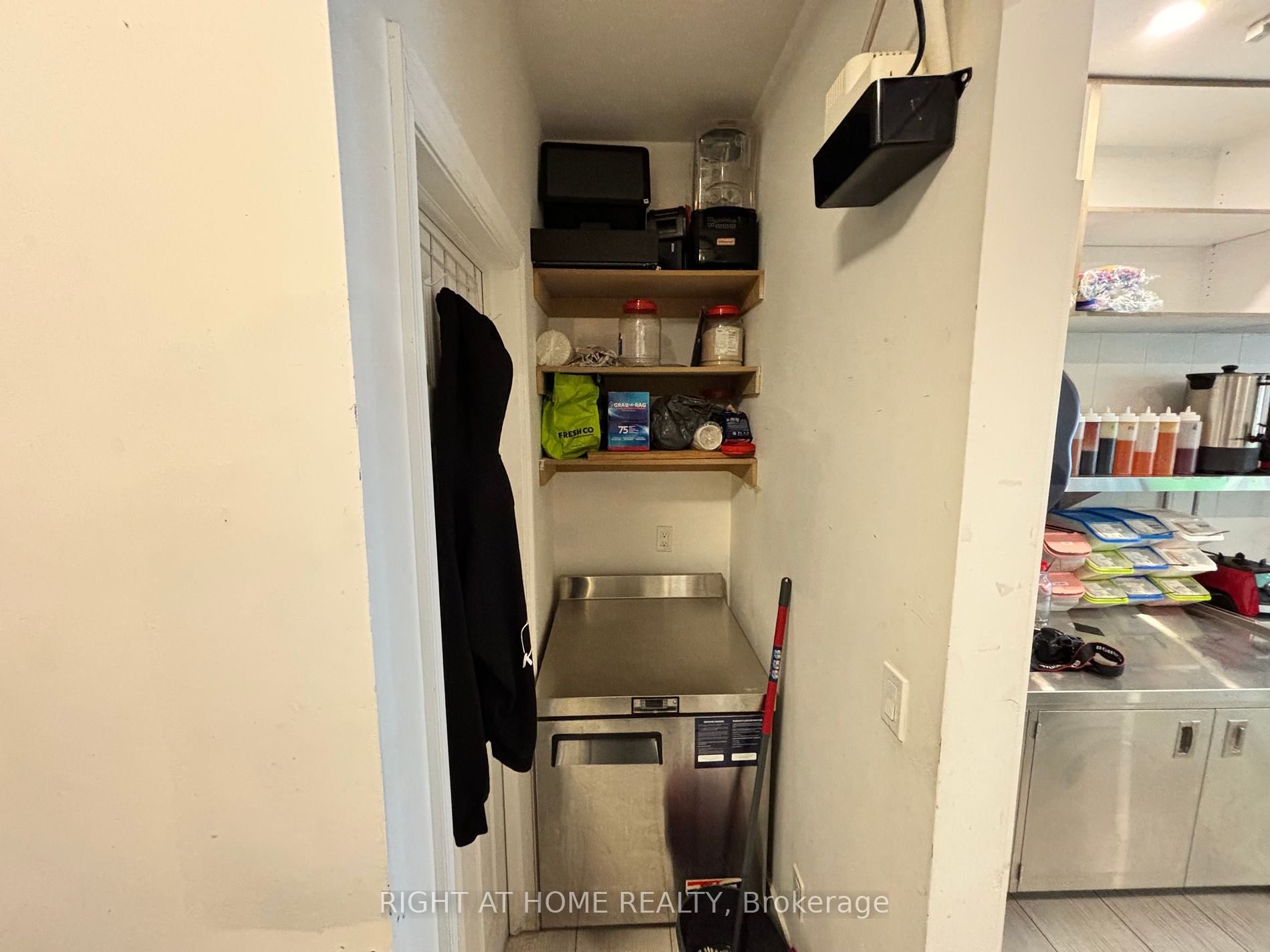 756 Dundas St W Property Photo 9