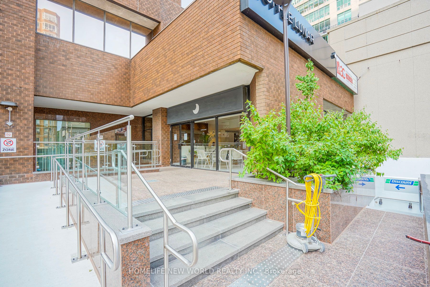 920 Yonge St Property Photo 3