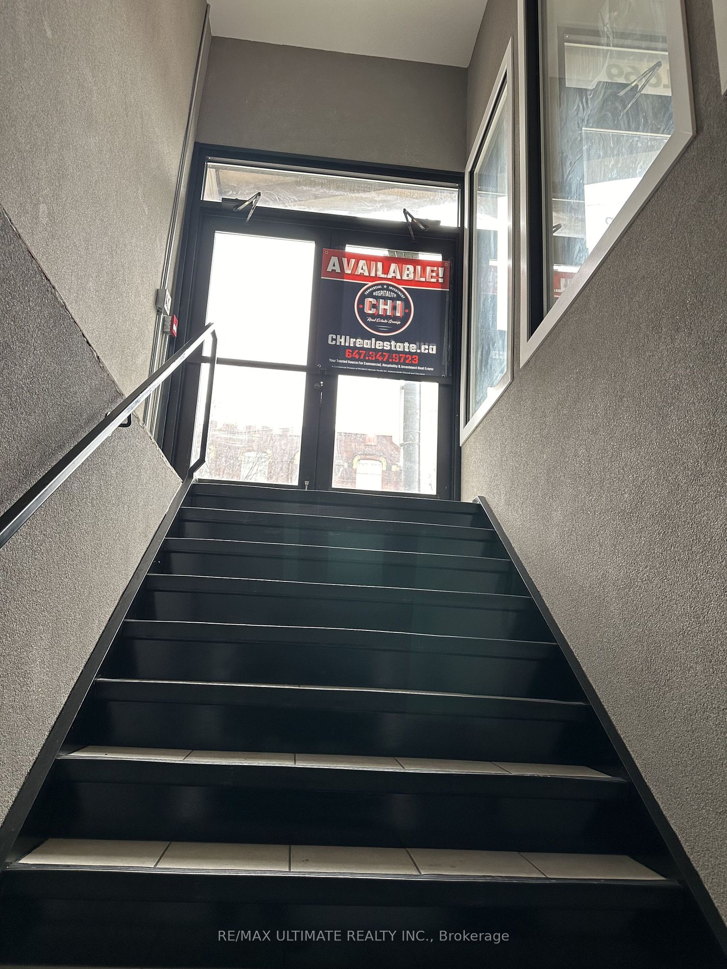 1699 Dundas St W Property Photo 1