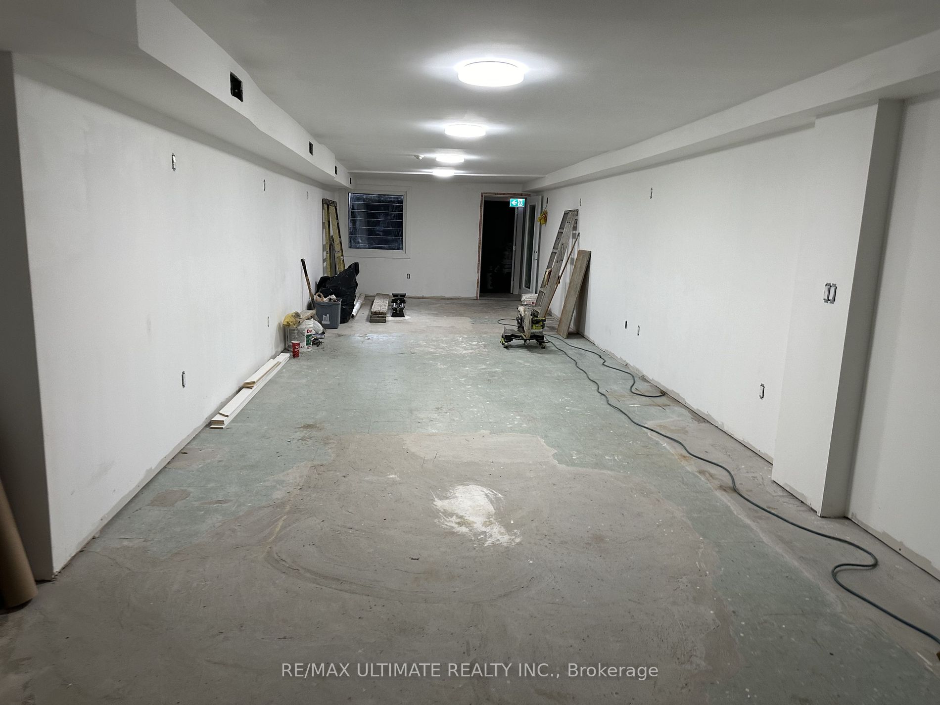 1699 Dundas St W Property Photo 2