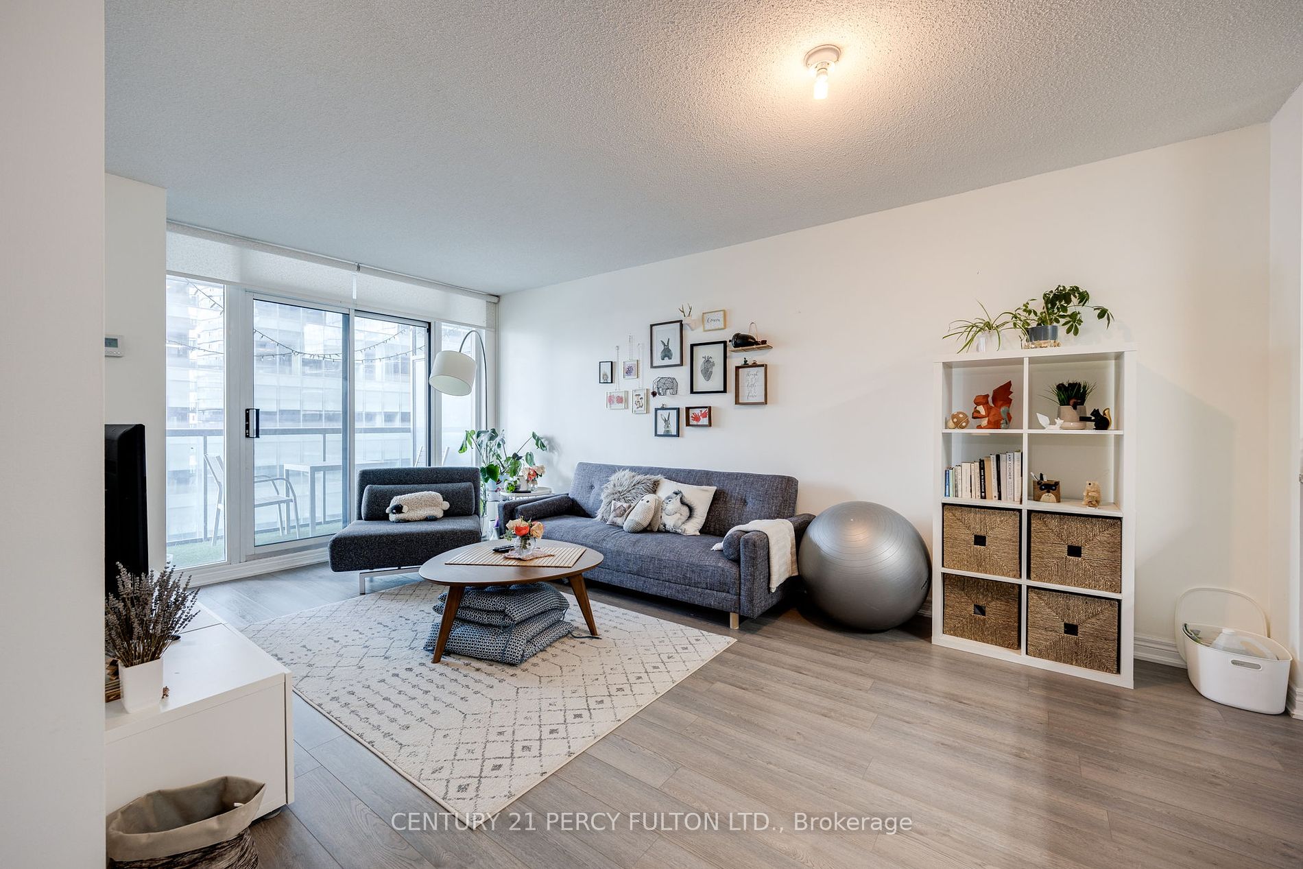 30 Grand Trunk Cres 03 Property Photo 1