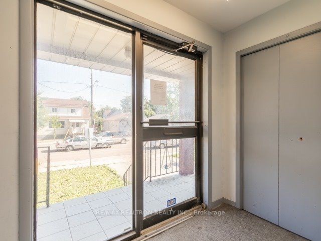 290 Sheppard Ave W Property Photo 8