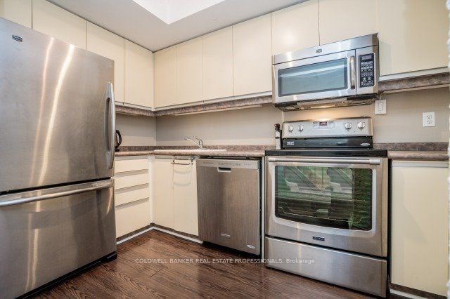 570 Wellington St W 2 Property Photo 7