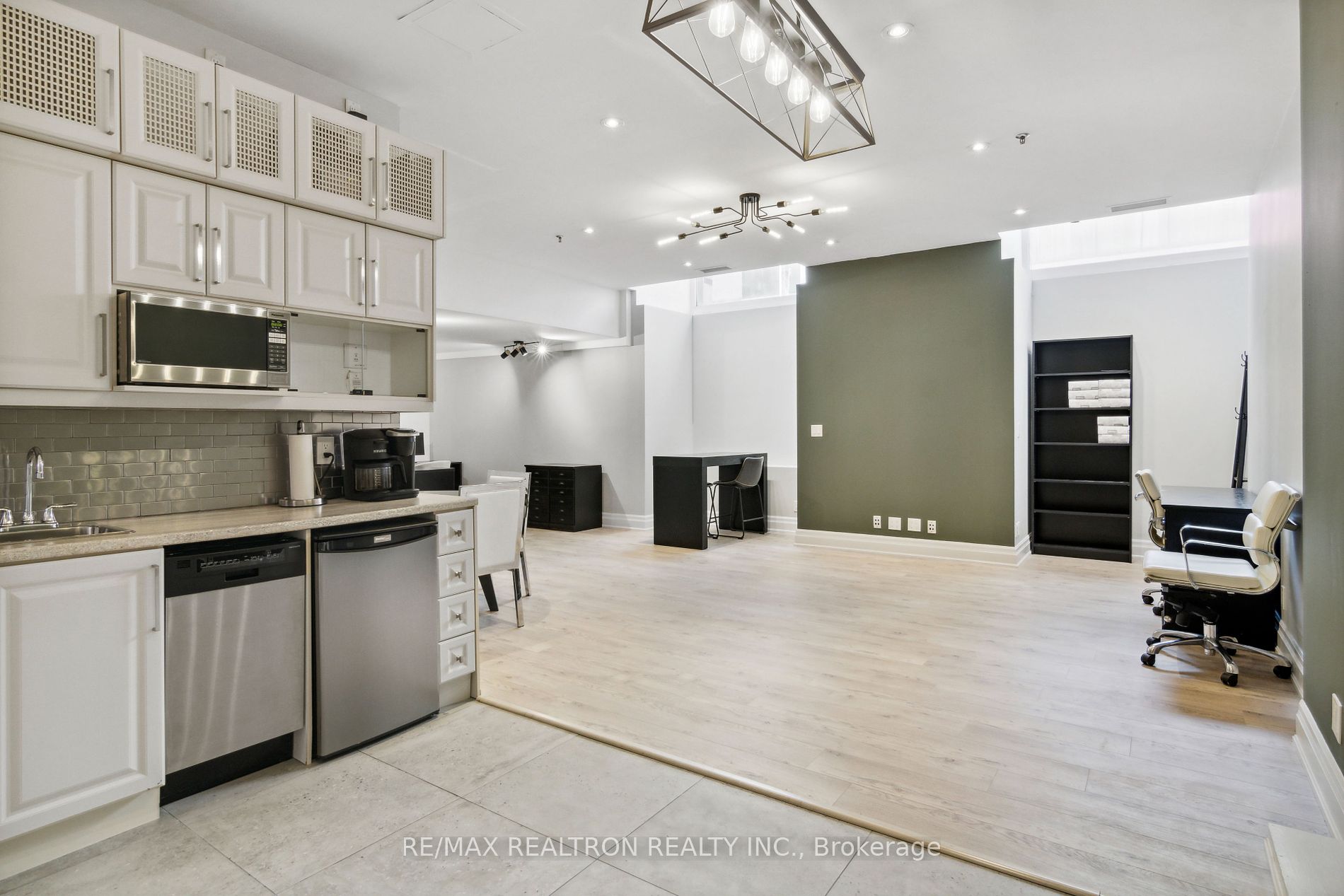 73 Richmond St W Property Photo 8