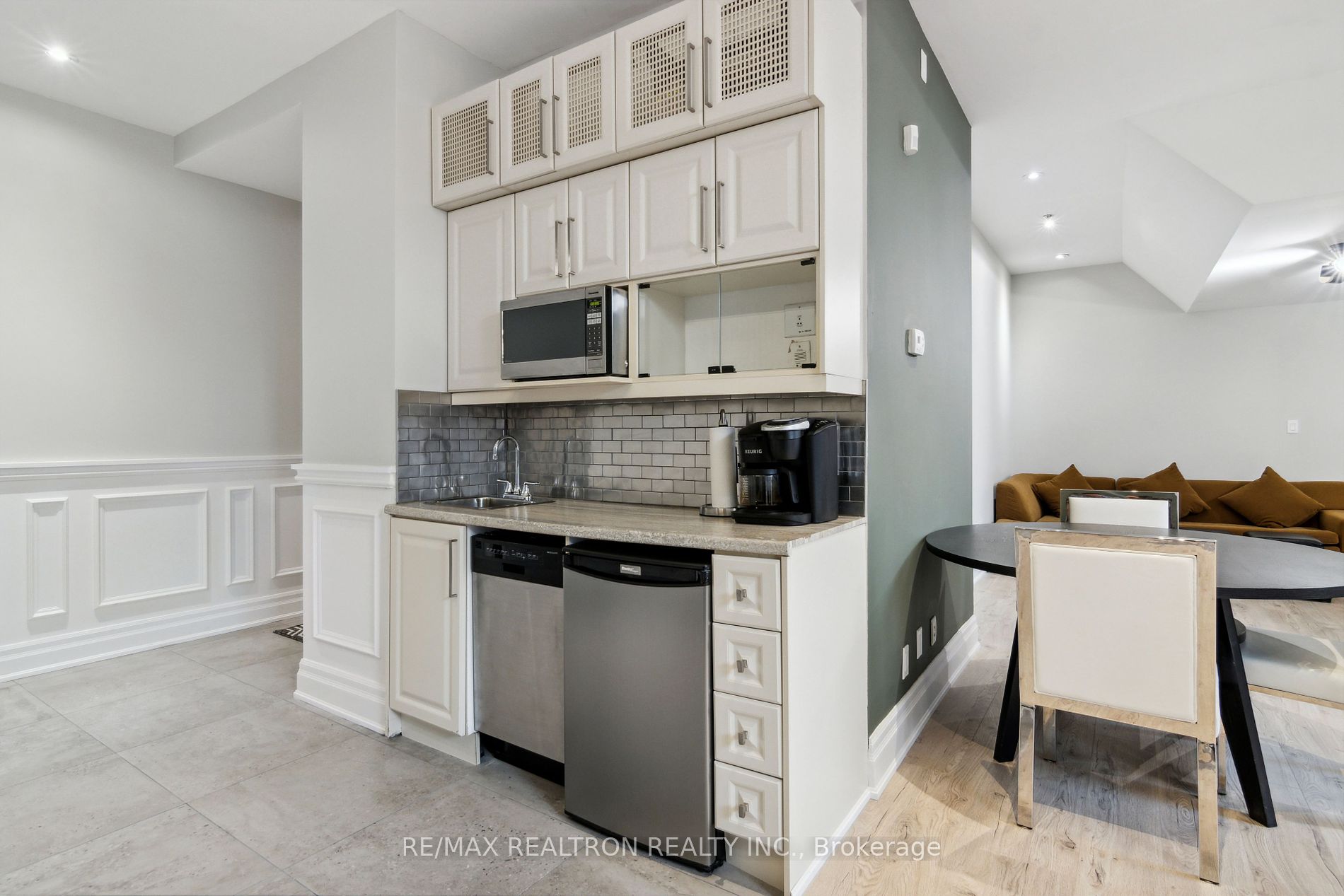 73 Richmond St W Property Photo 9